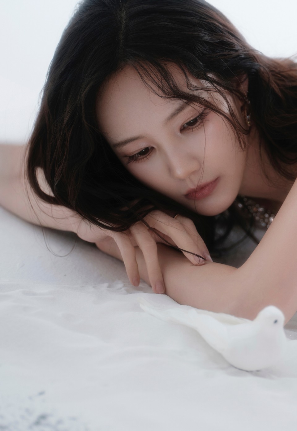 李一桐光影掠过衣摆 将诗意揉进海风与夜色里