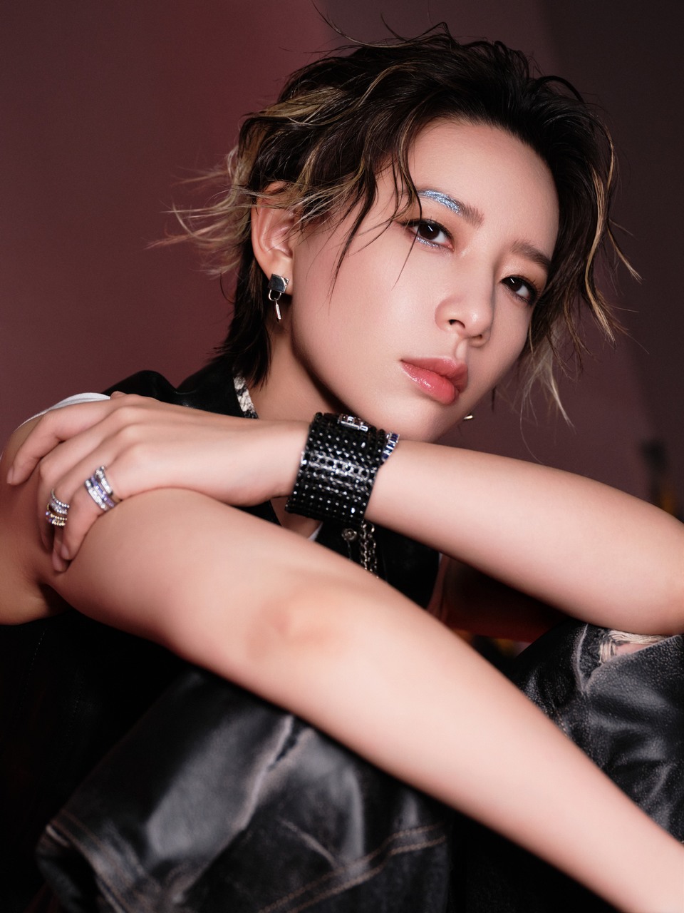 李斯丹妮力量感在光影里愈发清晰 热力红调中怦然心动  第2张