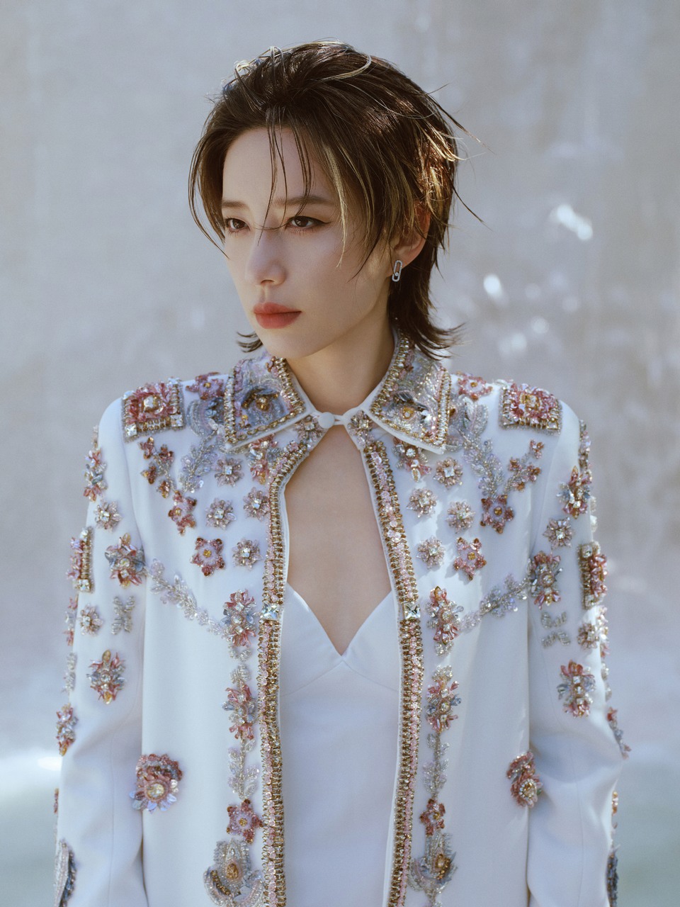 李斯丹妮在白与金的粉彩世界里 万物都变得温柔