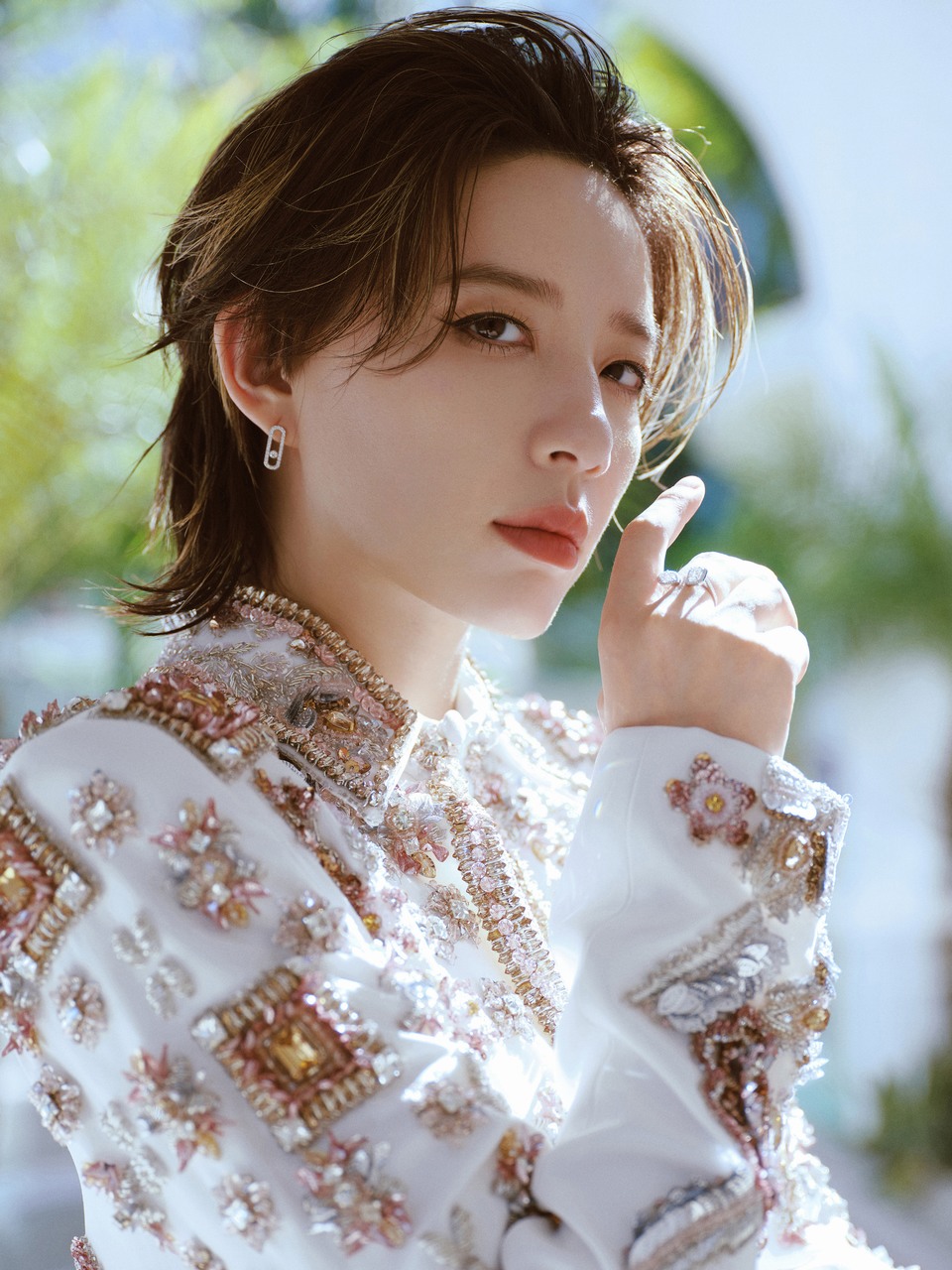 李斯丹妮在白与金的粉彩世界里 万物都变得温柔  第8张