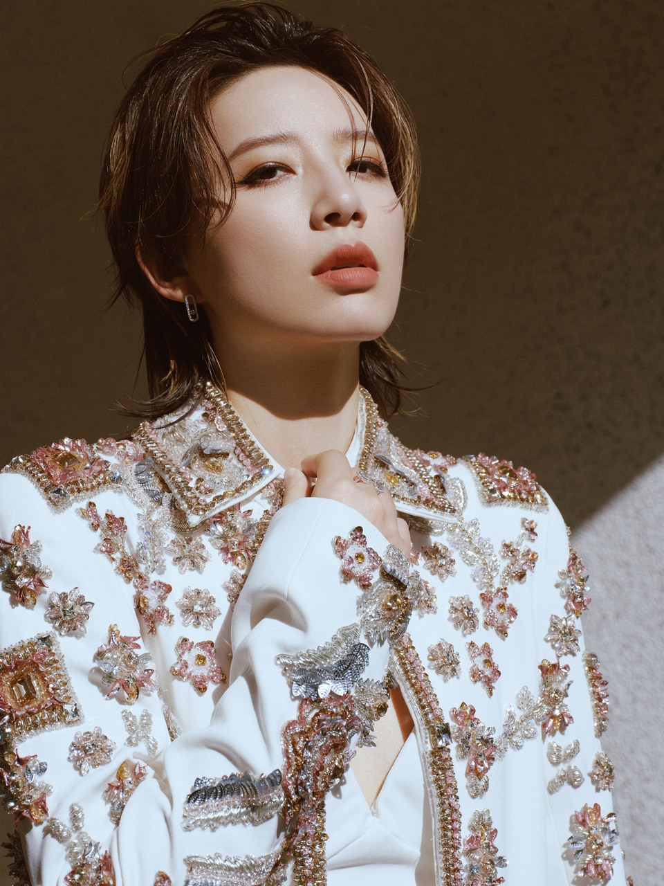 李斯丹妮在白与金的粉彩世界里 万物都变得温柔