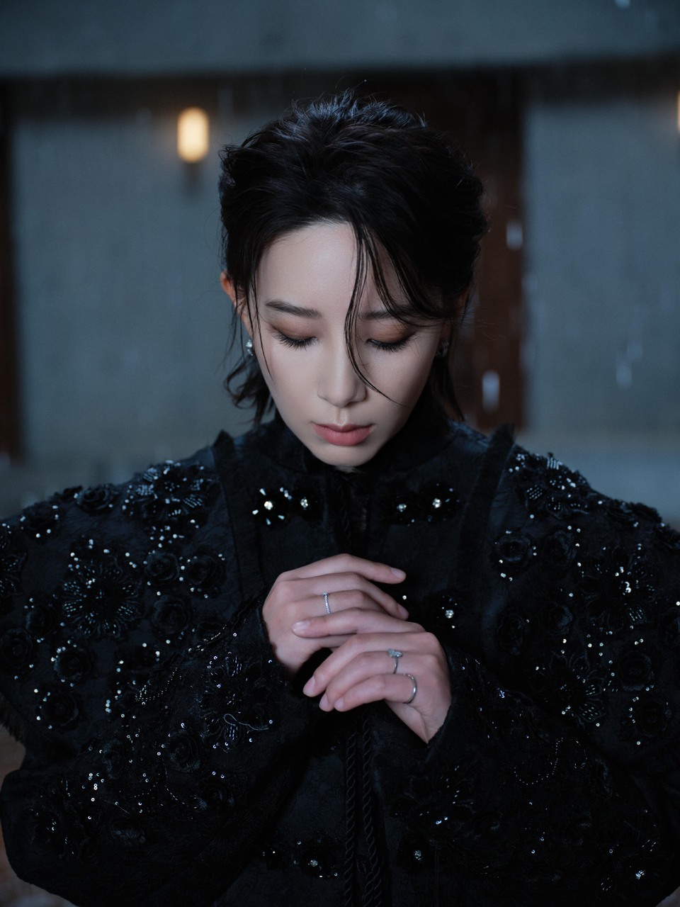 李斯丹妮风过雨落自成风景 把所有的光收进一身夜色  第9张