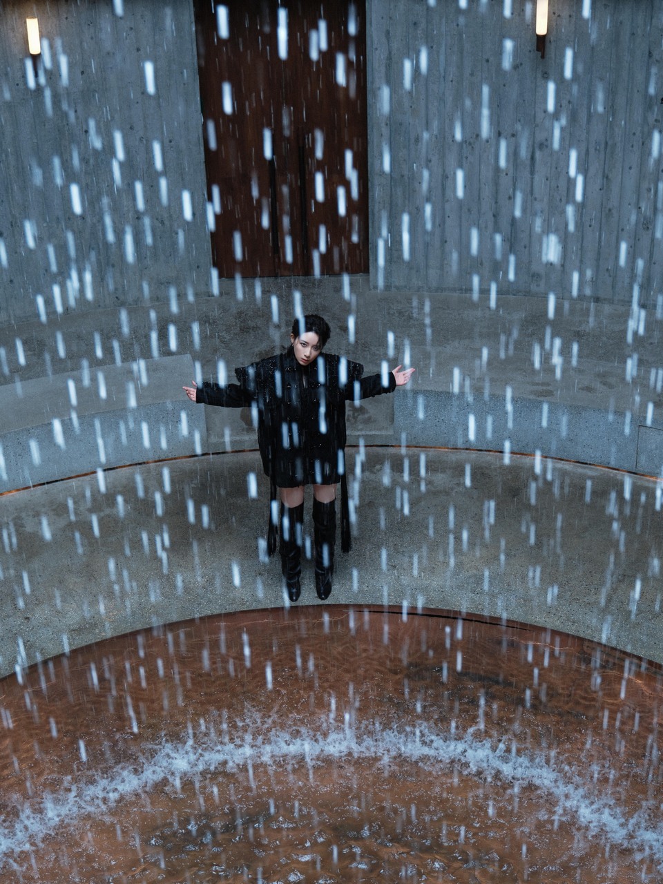 李斯丹妮风过雨落自成风景 把所有的光收进一身夜色  第8张