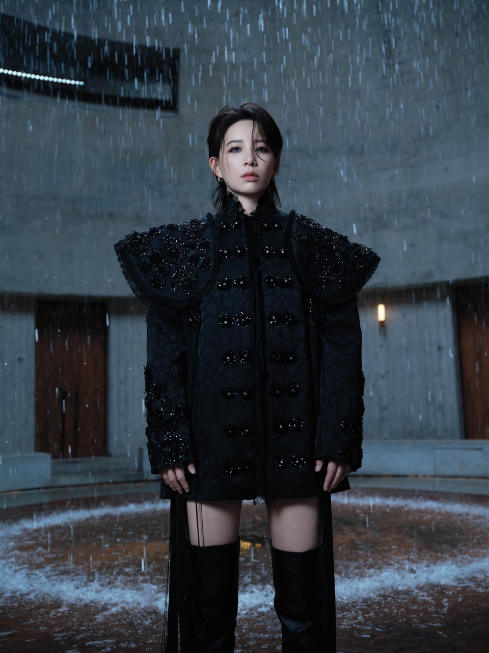 李斯丹妮风过雨落自成风景 把所有的光收进一身夜色