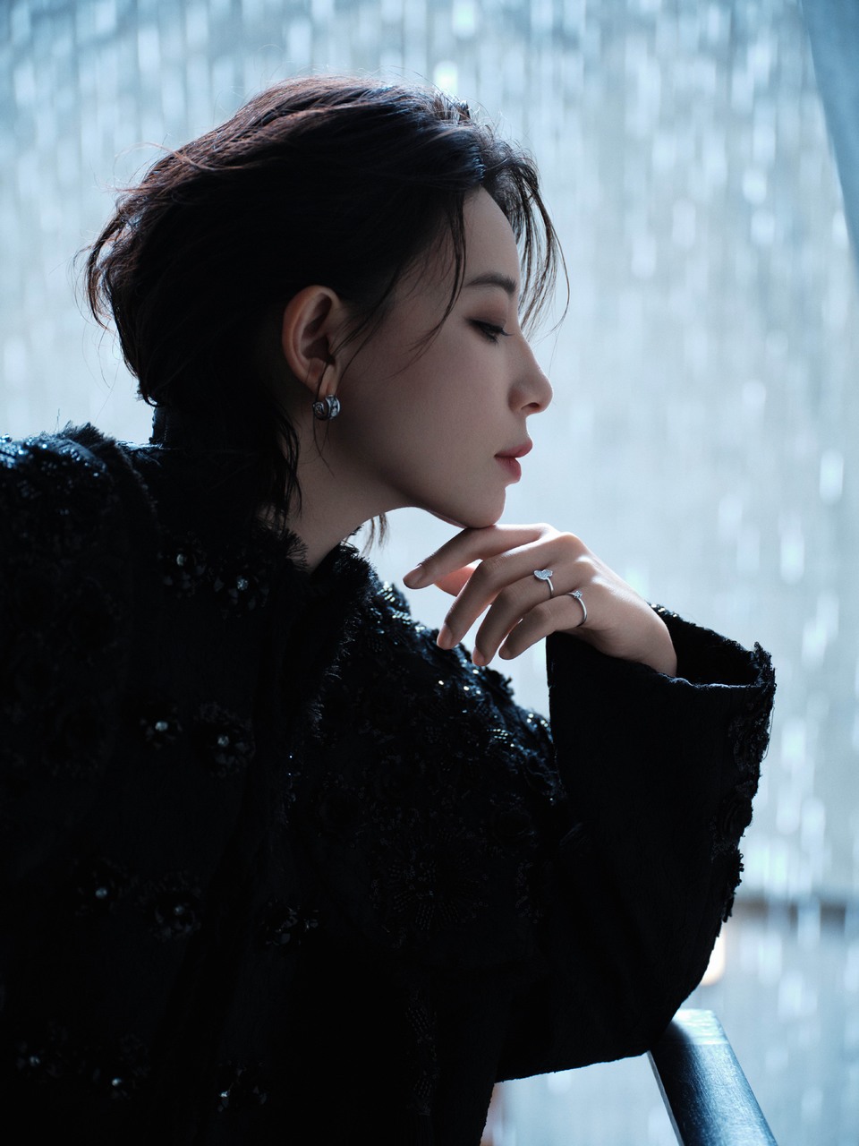 李斯丹妮风过雨落自成风景 把所有的光收进一身夜色