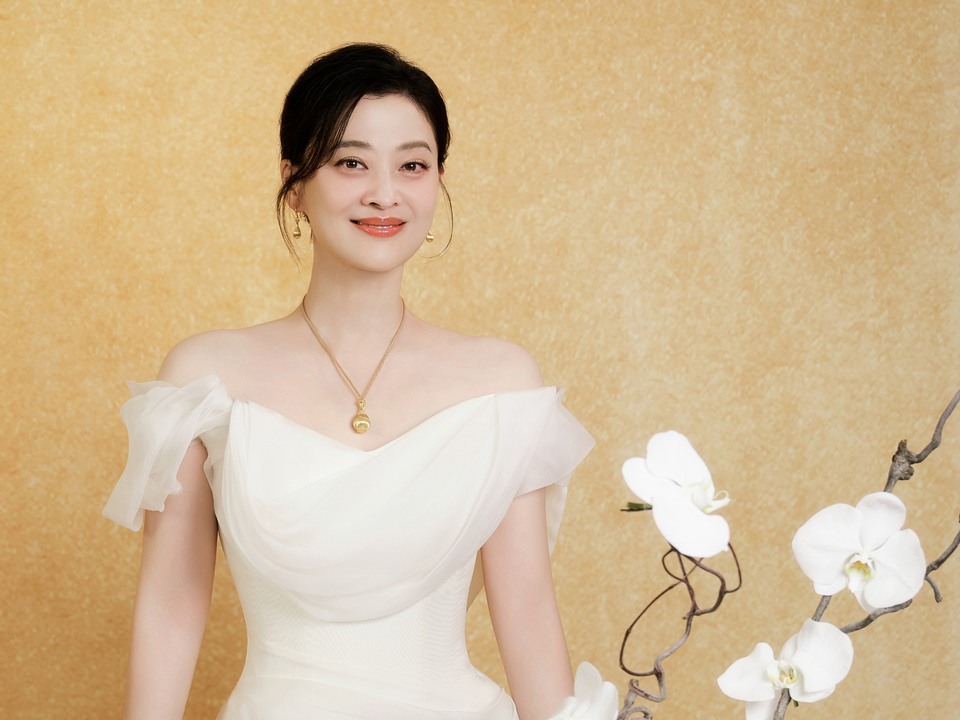 梅婷笑靥如花灿若星辰 共同见证美好生活