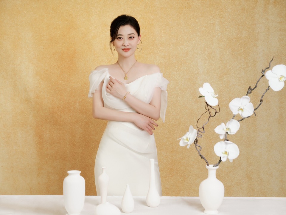 梅婷笑靥如花灿若星辰 共同见证美好生活