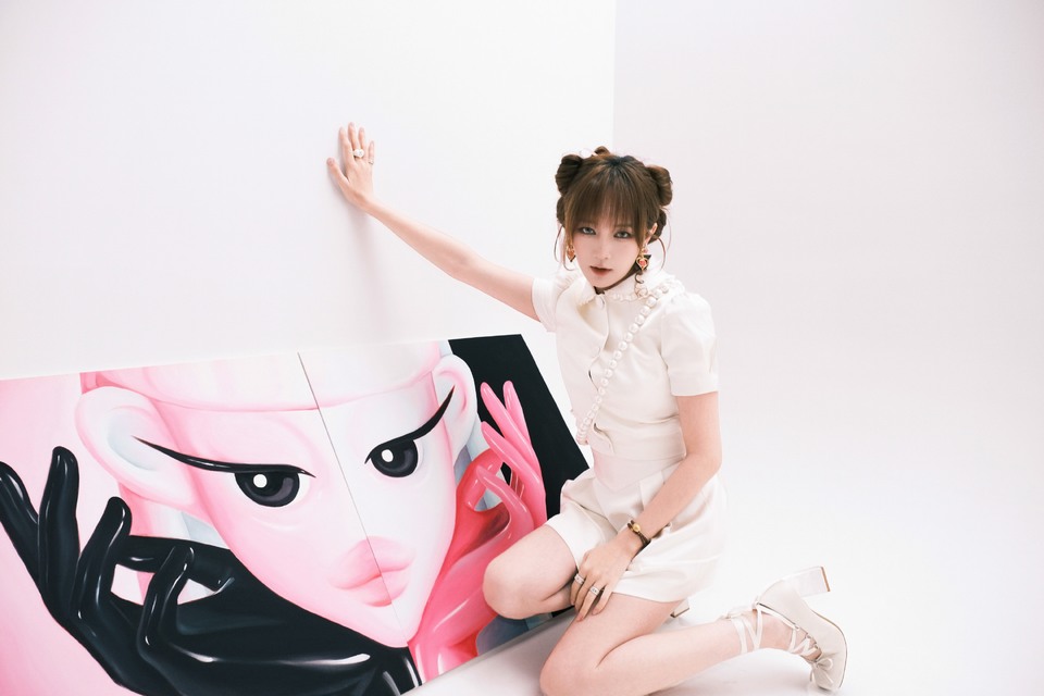 孟佳甜美来袭明媚展笑颜 满屏欢喜赴花宴