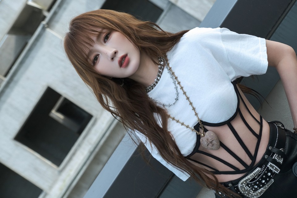 孟佳白色半透黑色皮裤 闪钻在脸火力在手  第8张