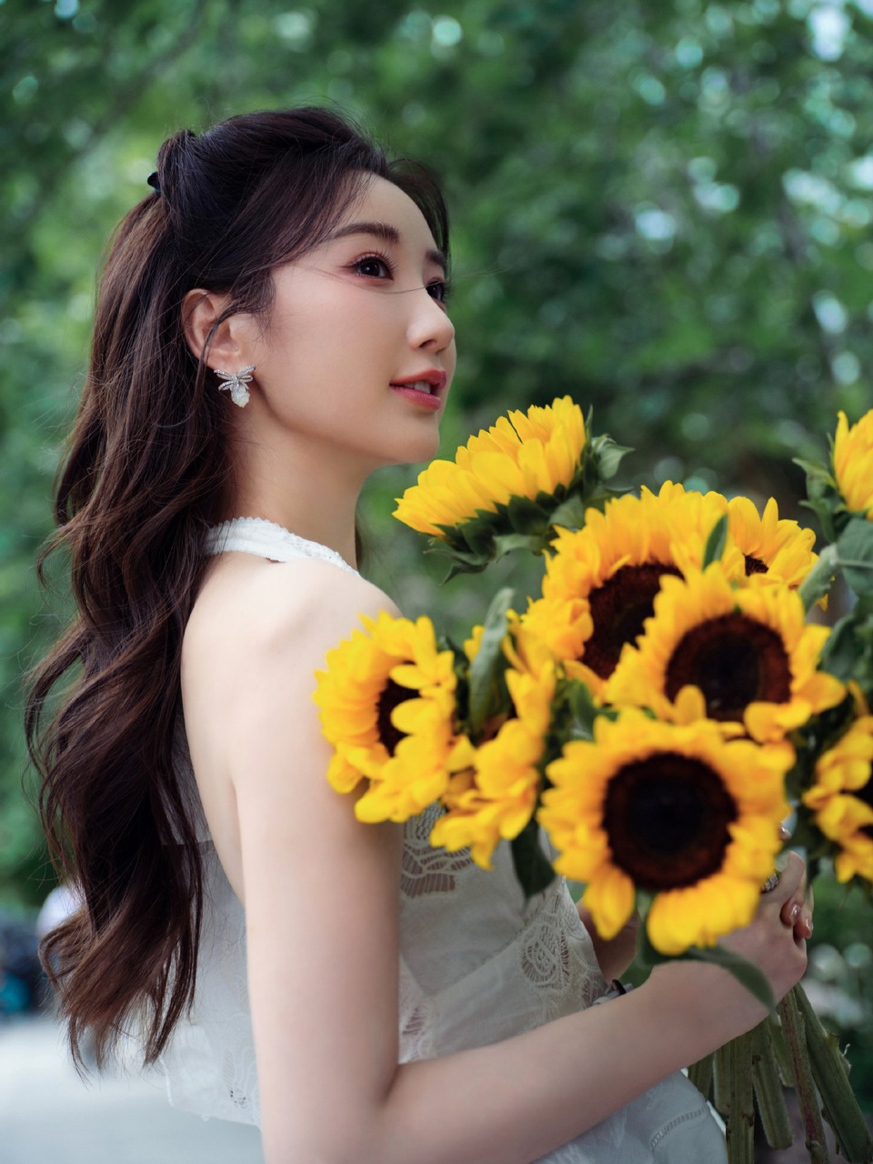 毛晓彤携花漫游向阳而生 向日葵的颜色里温暖质地  第6张