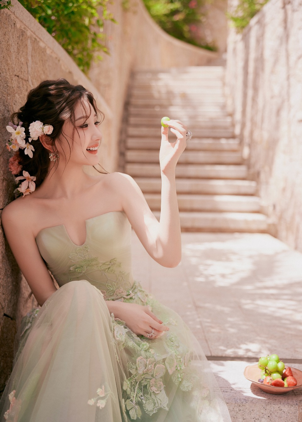 毛晓彤海风卷起裙摆上的花与叶 一场思绪流动的梦