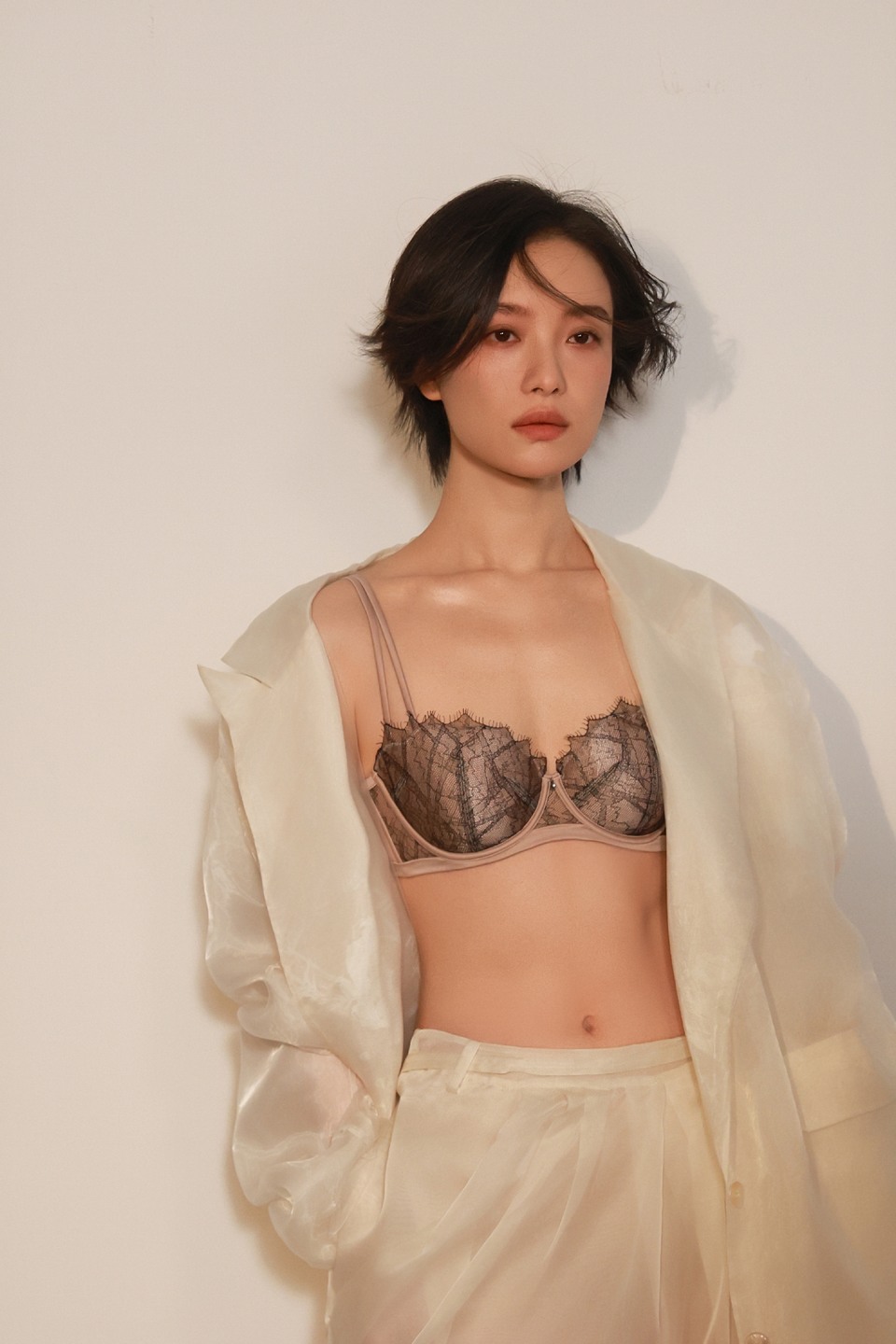倪妮站在光与影的交界 从肌肤开始到心灵抵达