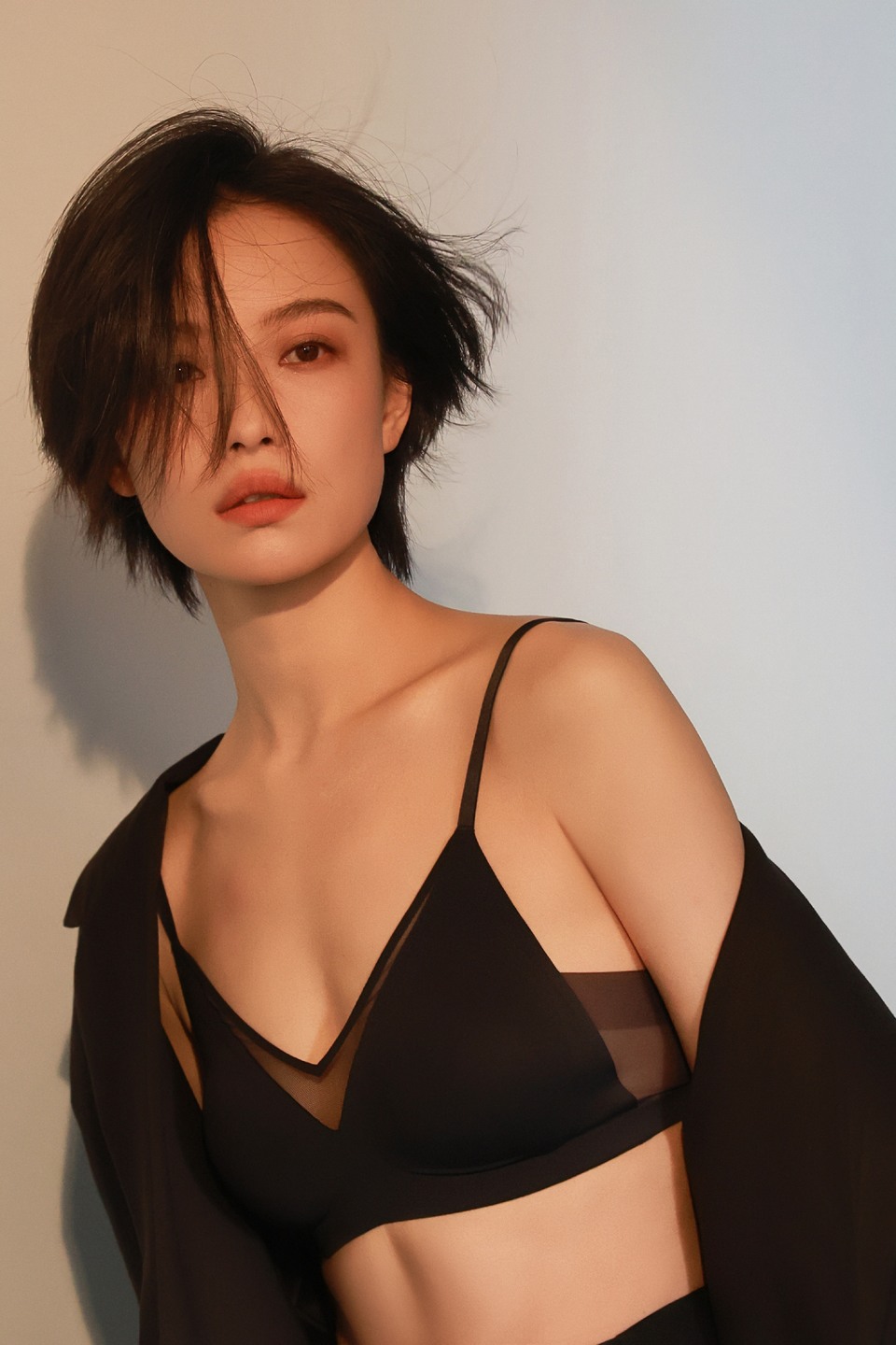 倪妮站在光与影的交界 从肌肤开始到心灵抵达  第9张