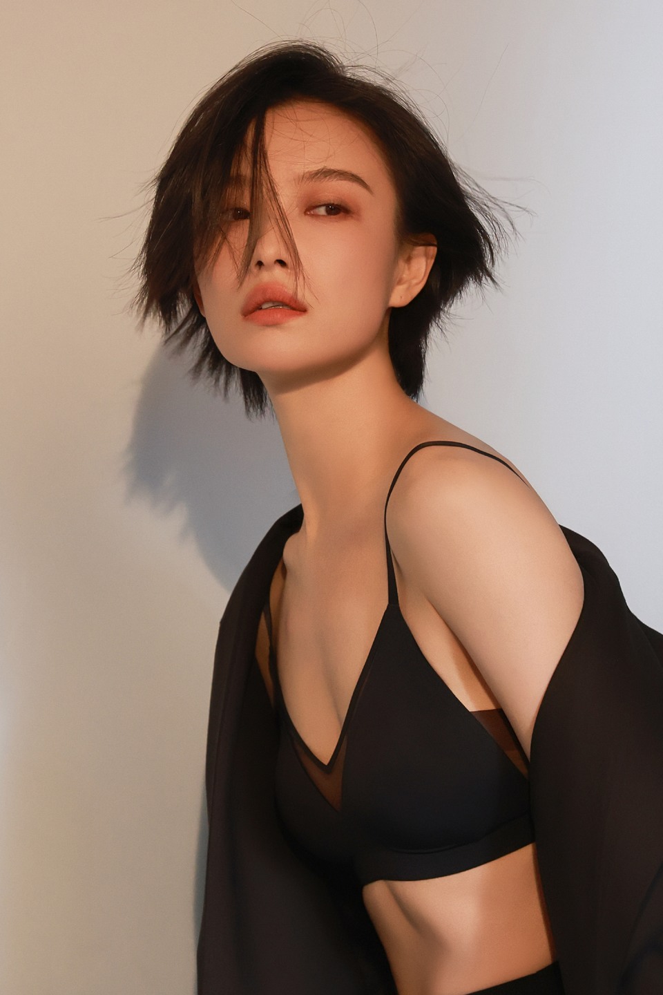 倪妮站在光与影的交界 从肌肤开始到心灵抵达  第11张