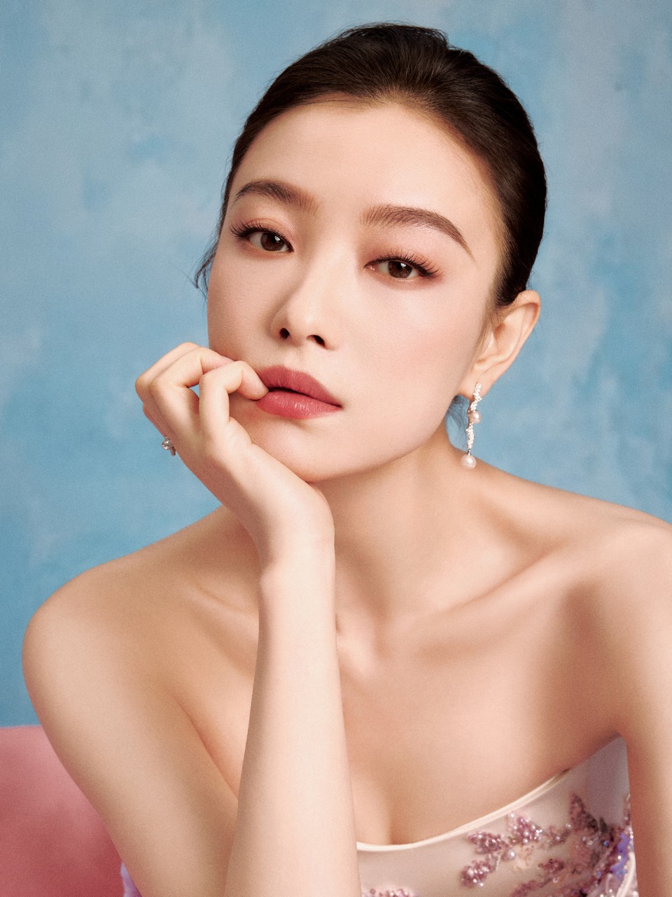 倪妮蝴蝶兰盛放裙摆 繁花相陪步步生香