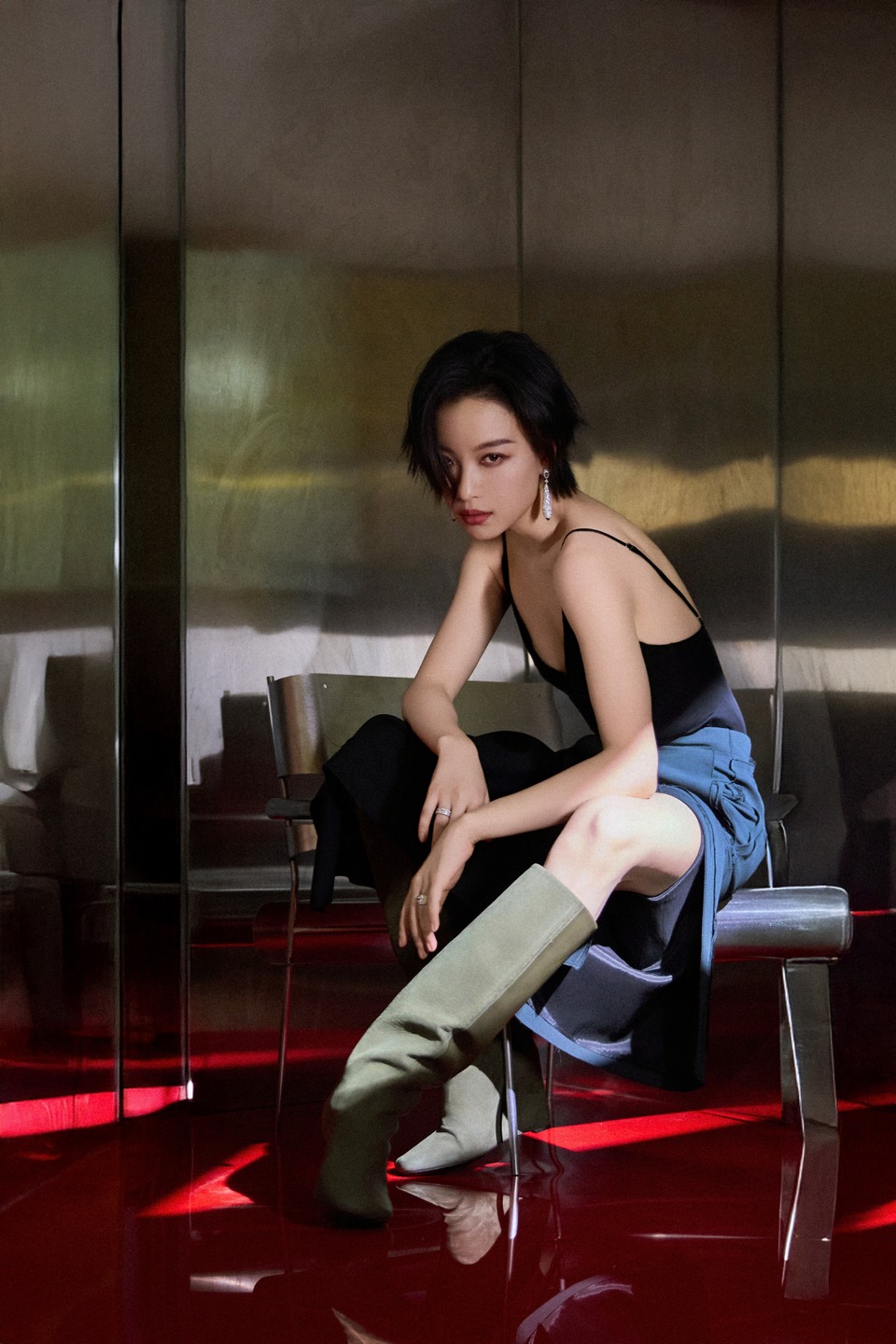 倪妮至臻至简魅力尽显 游走于迷幻与想象之间