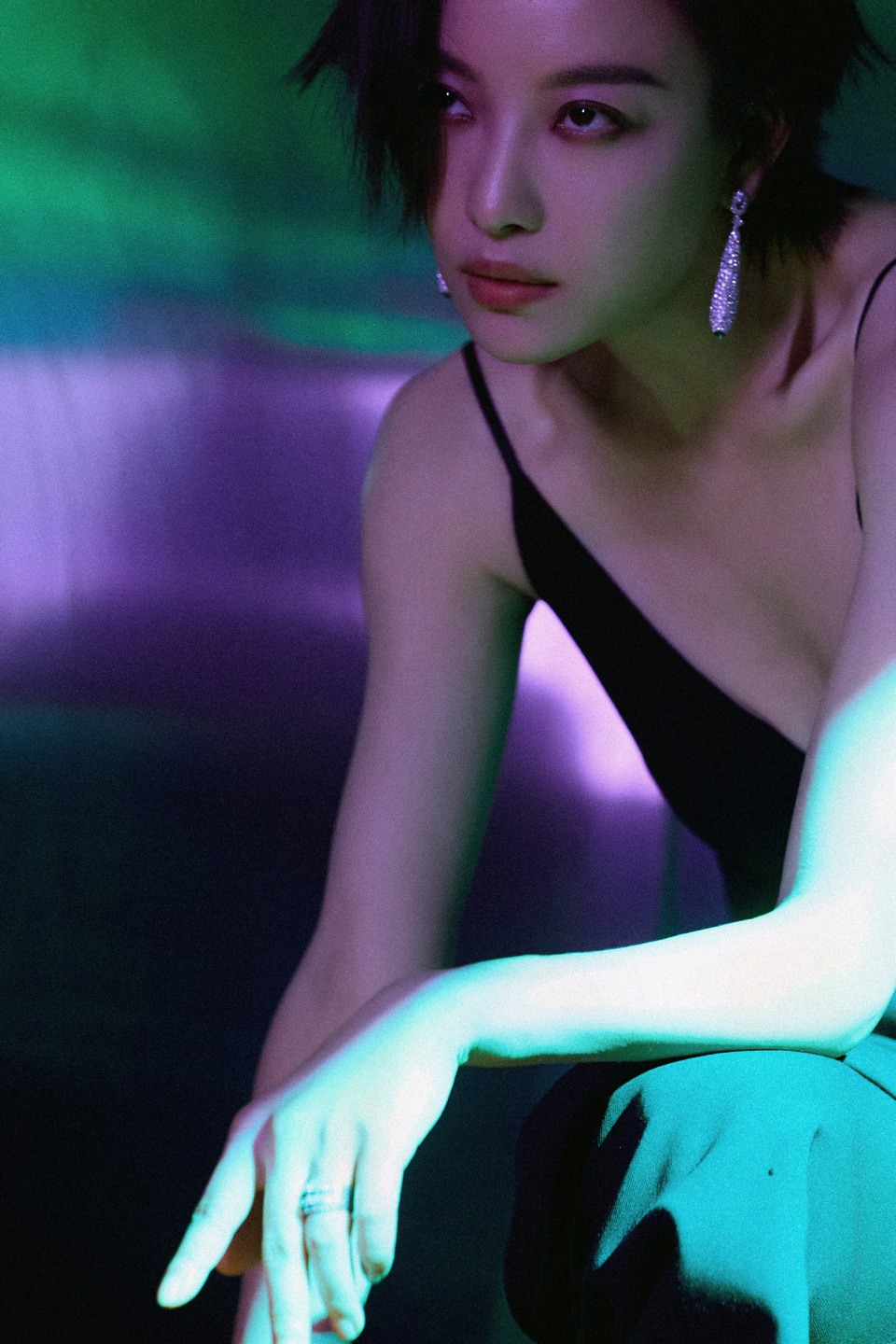 倪妮至臻至简魅力尽显 游走于迷幻与想象之间