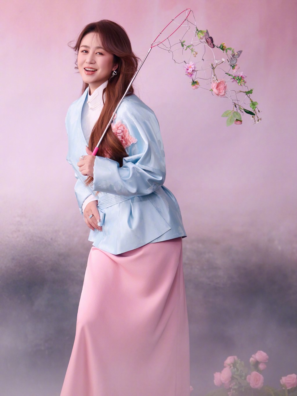 马丽繁花簇拥笑意盈然 以满屏生机蓄力赴约