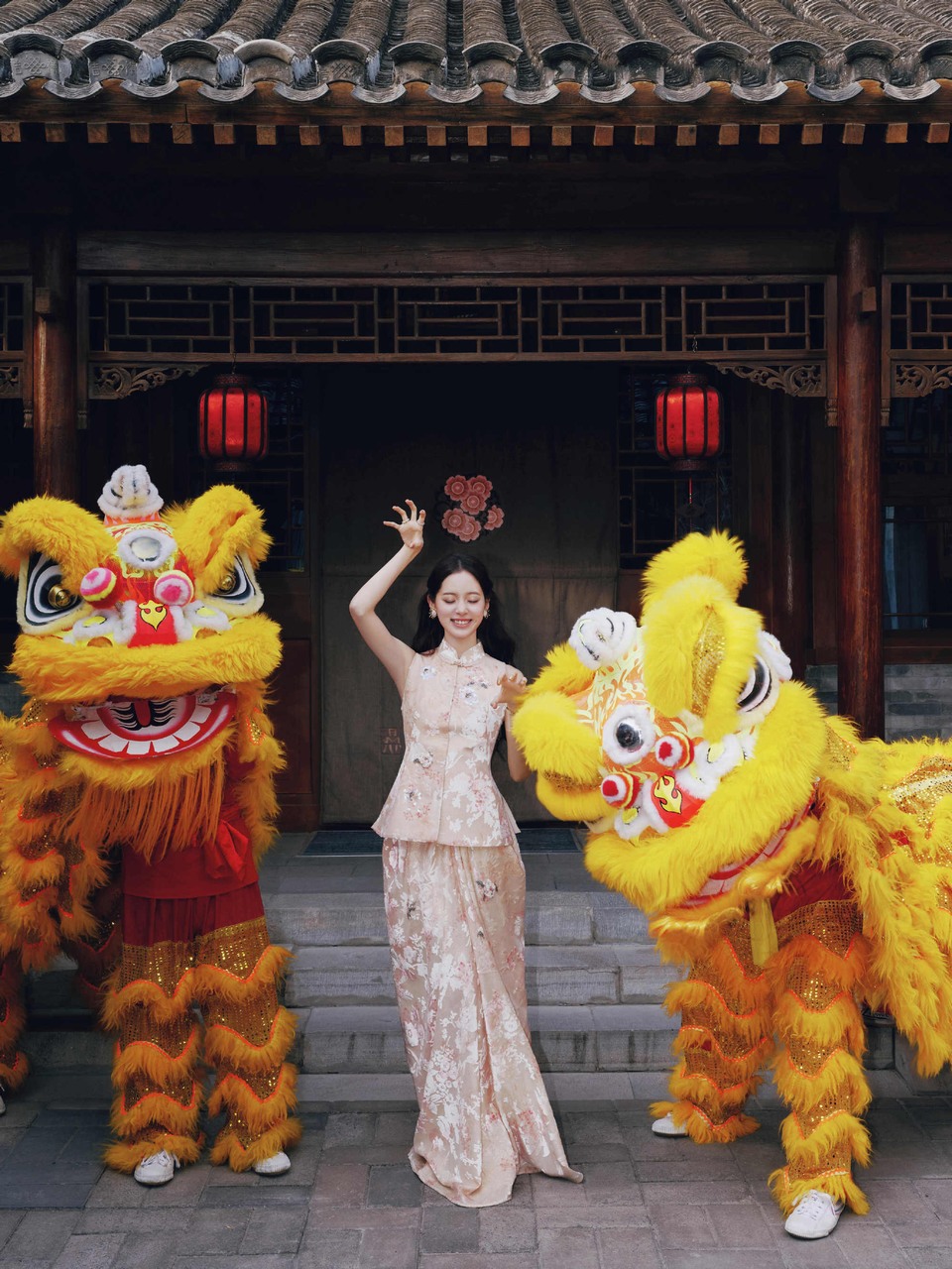 欧阳娜娜路过烟火人间 走过万家灯火挂着红  第3张
