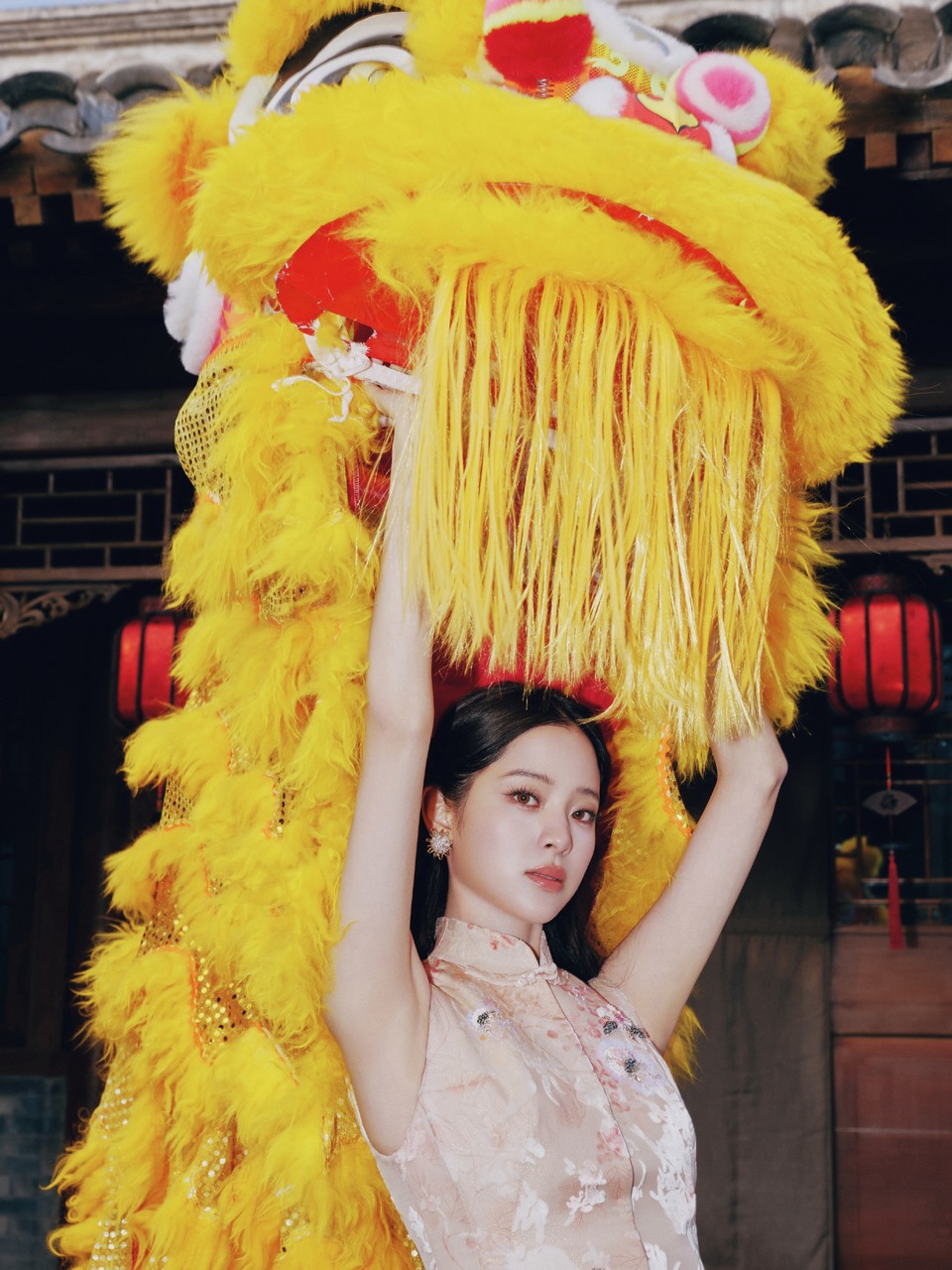 欧阳娜娜路过烟火人间 走过万家灯火挂着红  第2张