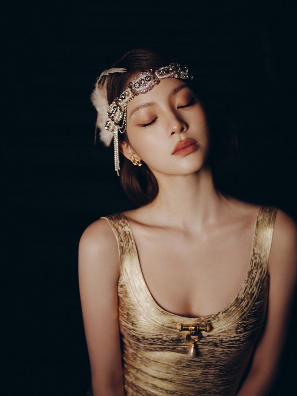 欧阳娜娜裙摆拂过金色尘埃 奔赴一场绚烂绮梦  第11张