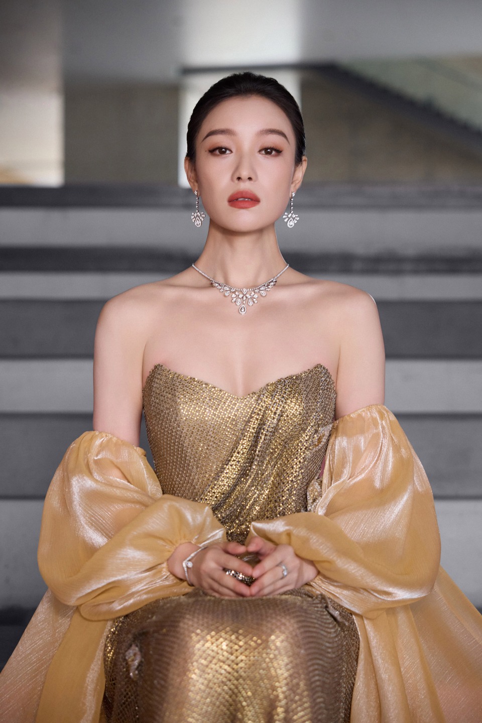 倪妮丝缕熔金暮云合壁 战甲加身你我皆锋芒