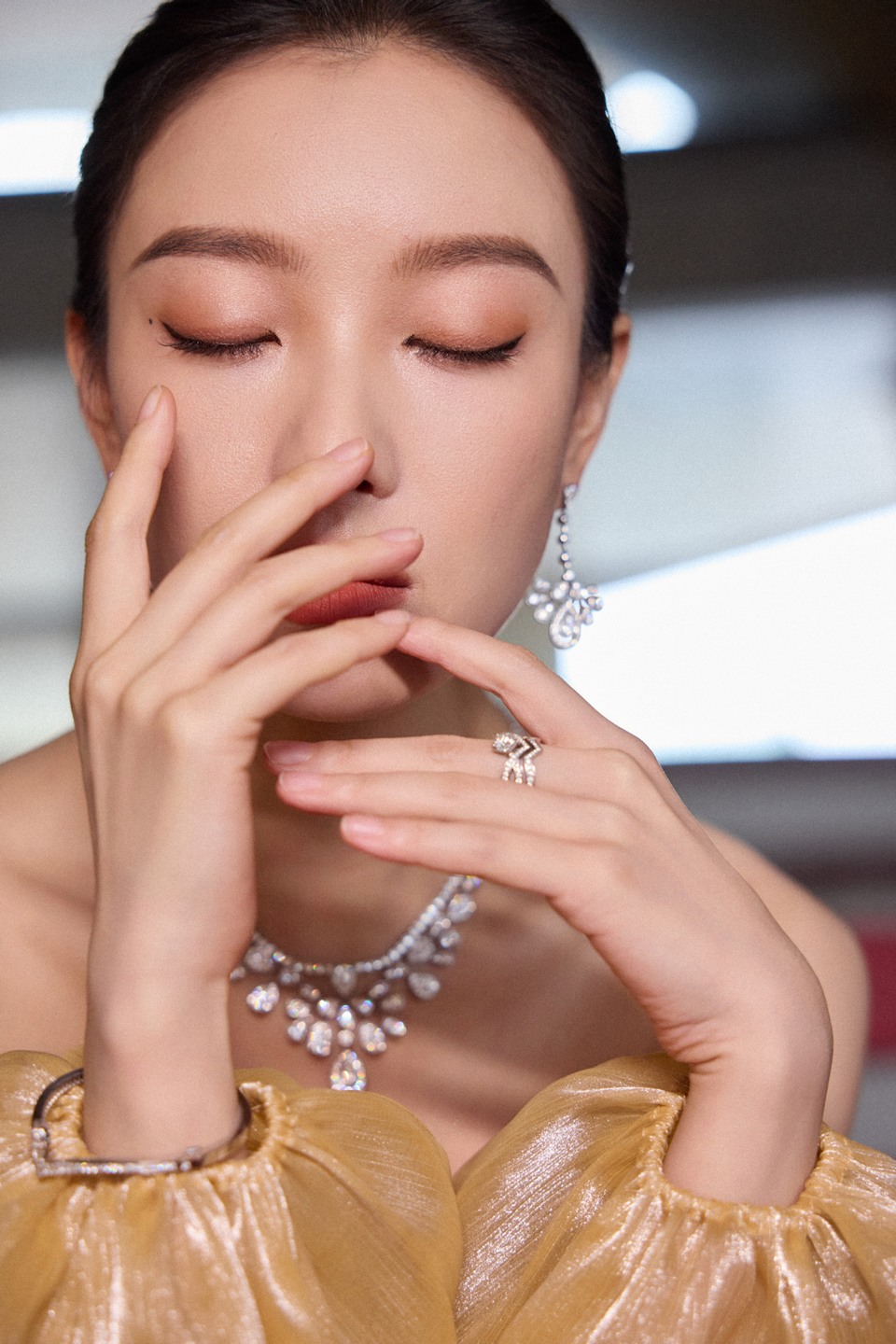 倪妮丝缕熔金暮云合壁 战甲加身你我皆锋芒