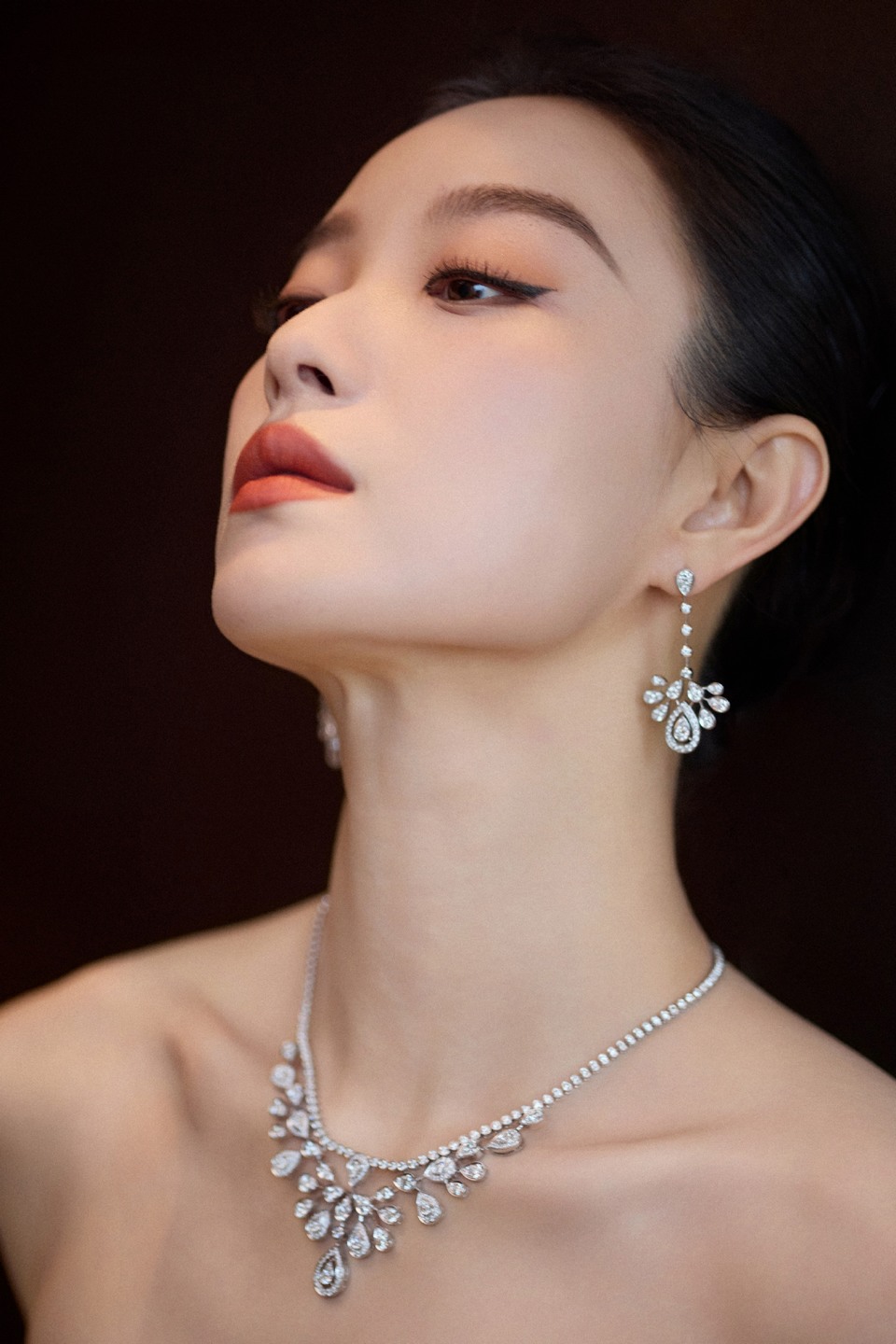 倪妮丝缕熔金暮云合壁 战甲加身你我皆锋芒