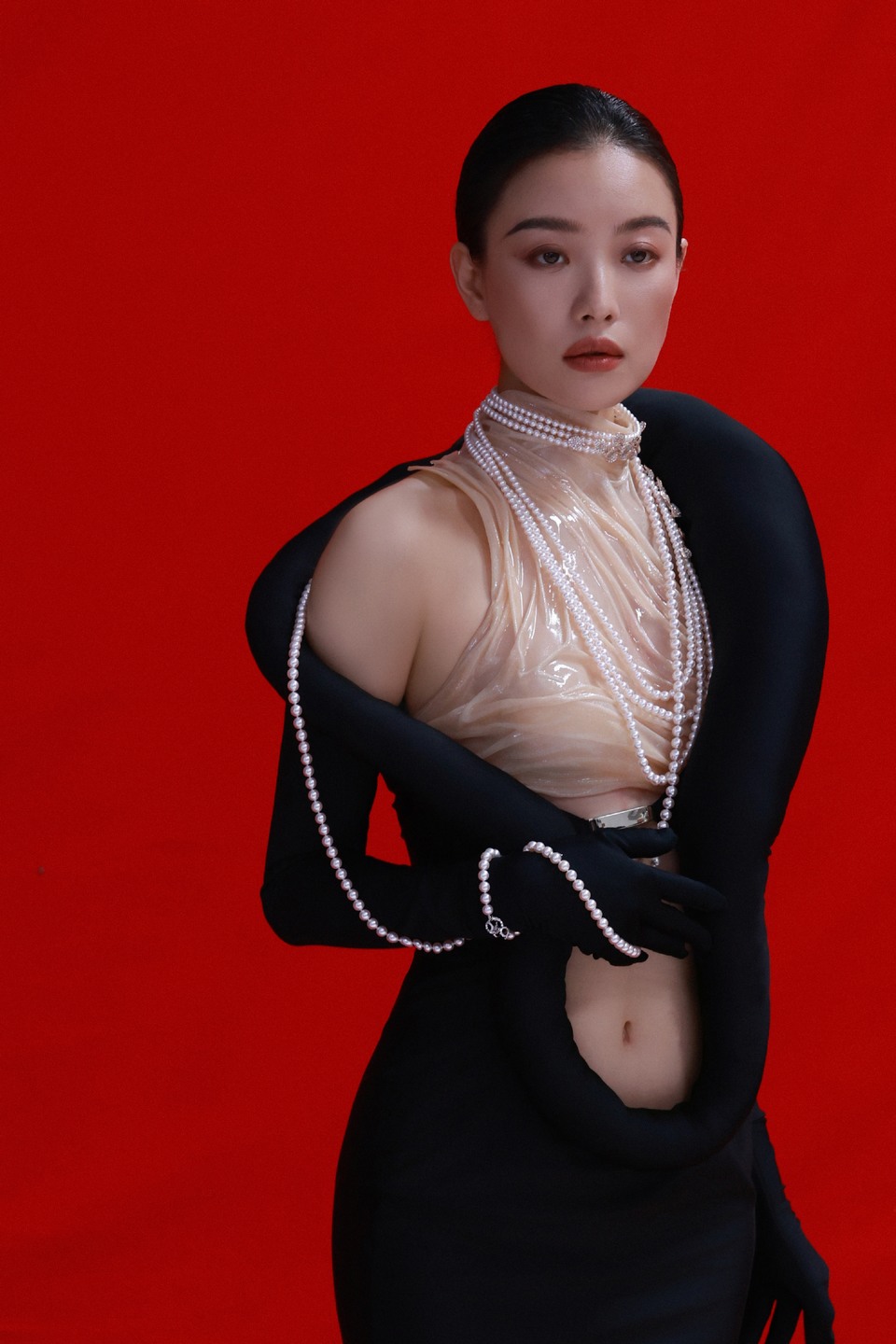 倪妮和艺术品对话时 珠玉异彩亦挡不住独特魅力