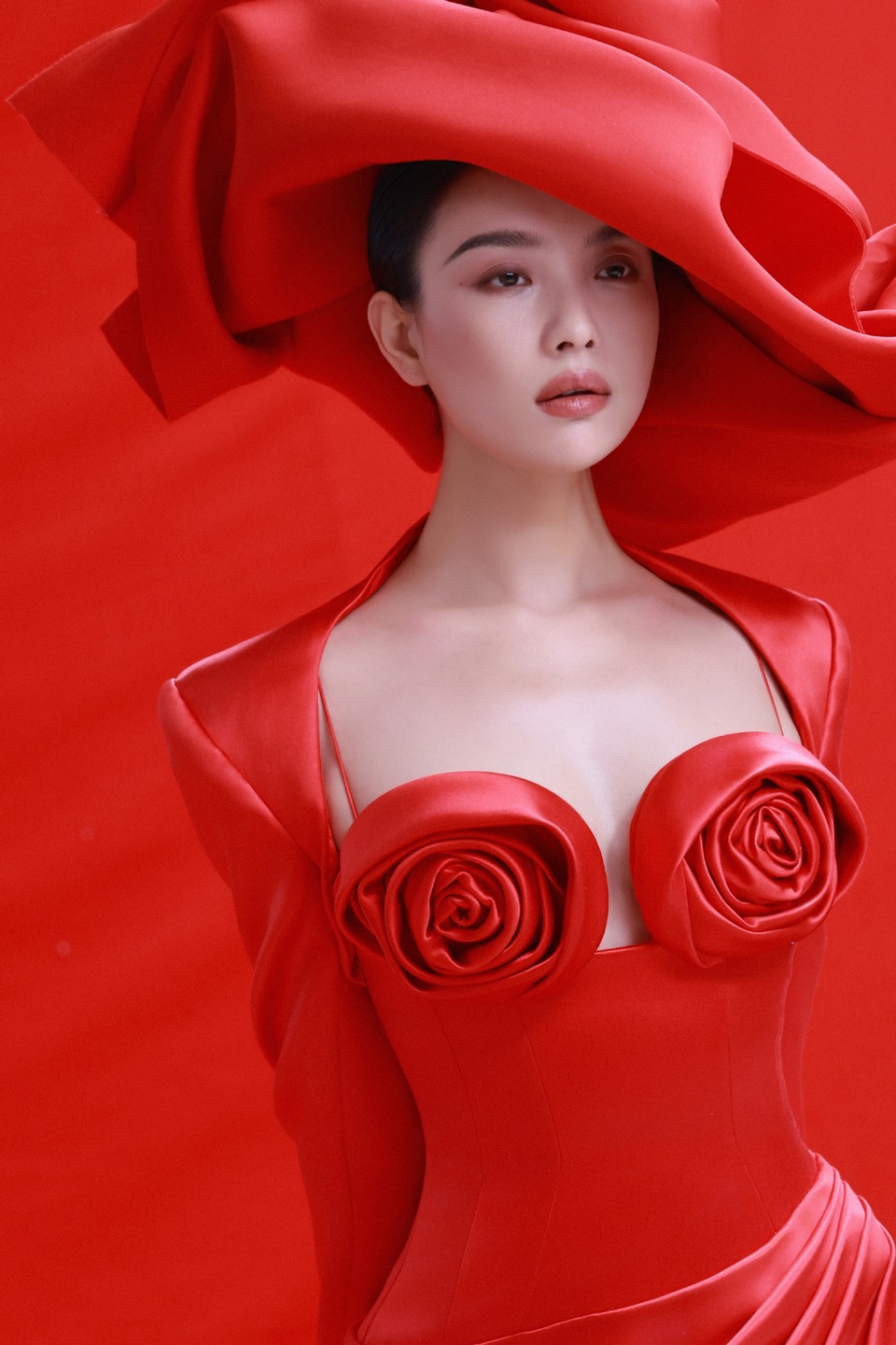 倪妮和艺术品对话时 珠玉异彩亦挡不住独特魅力