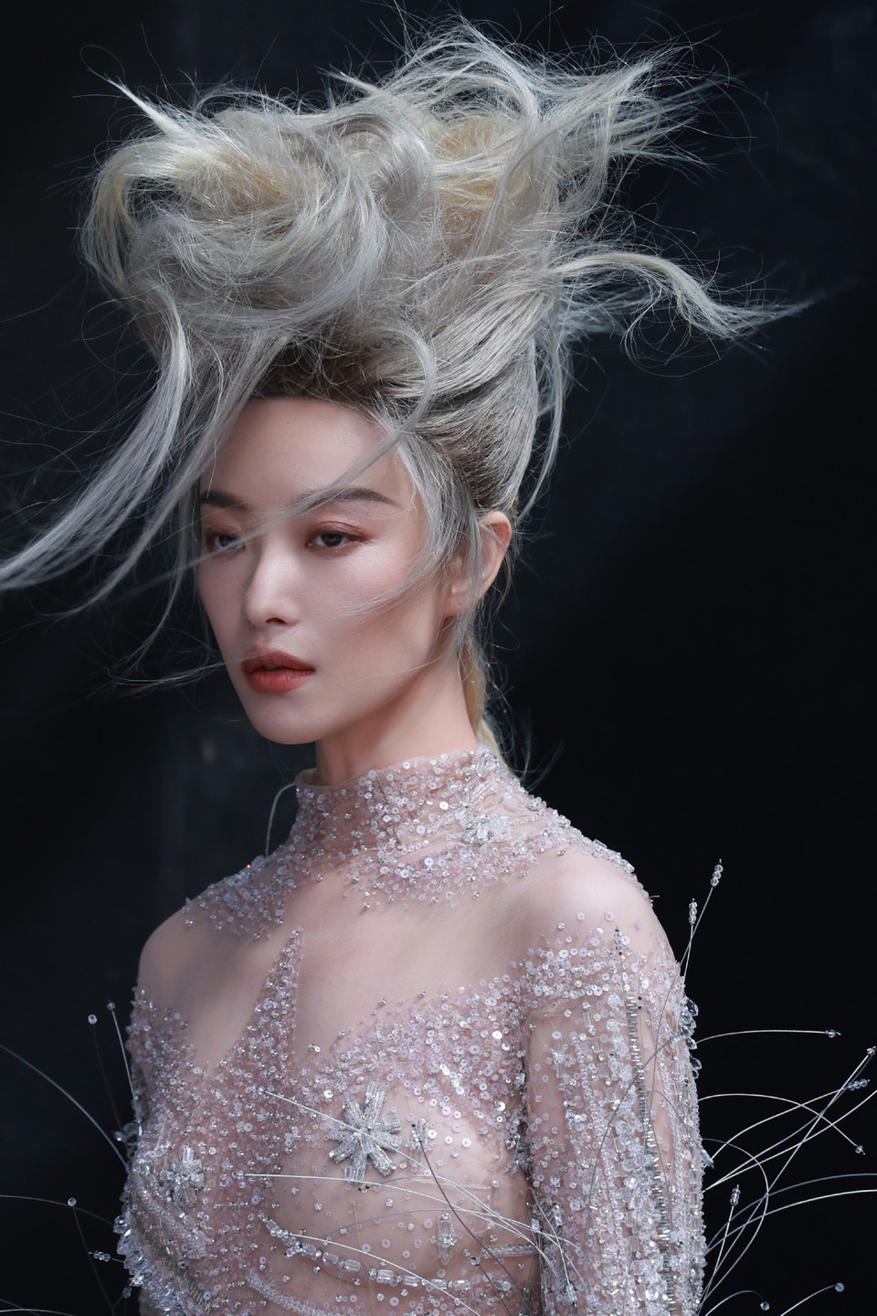 倪妮和艺术品对话时 珠玉异彩亦挡不住独特魅力  第7张