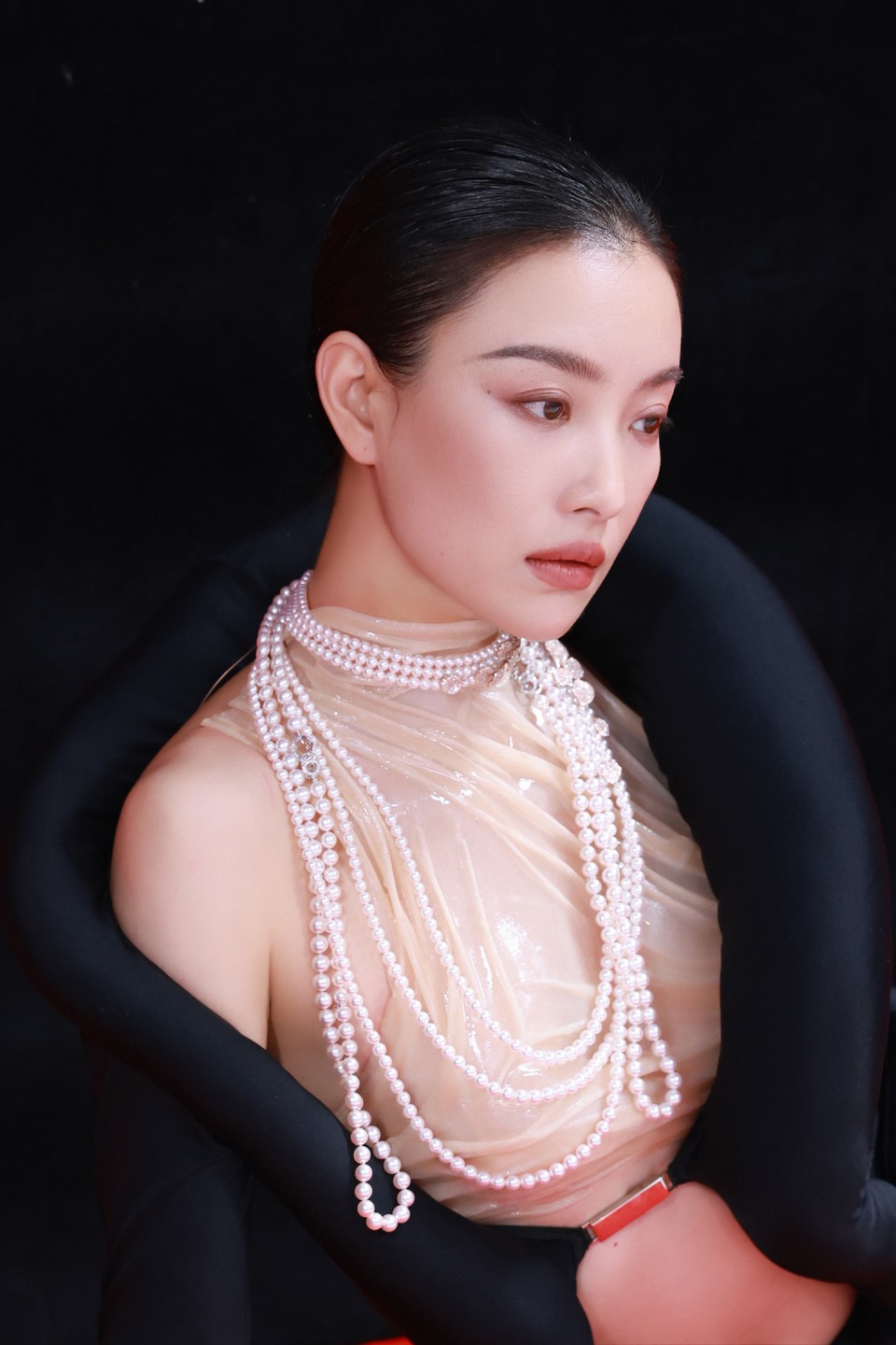倪妮和艺术品对话时 珠玉异彩亦挡不住独特魅力  第11张
