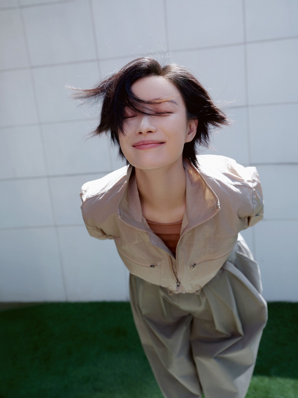 倪妮自然的呼吸频率轻盈舒展 渲染着绿意盎然