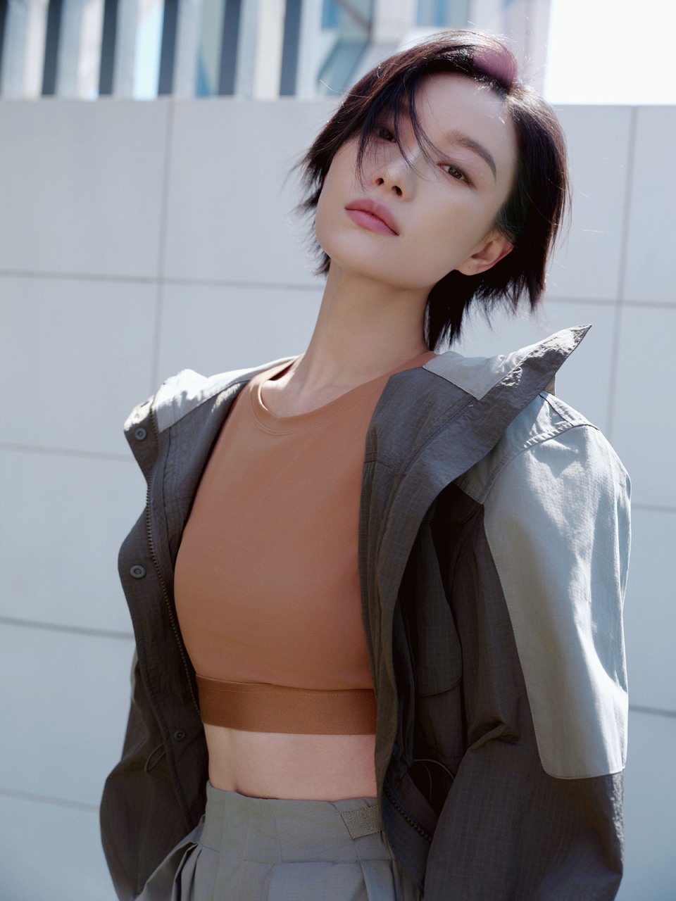 倪妮自然的呼吸频率轻盈舒展 渲染着绿意盎然