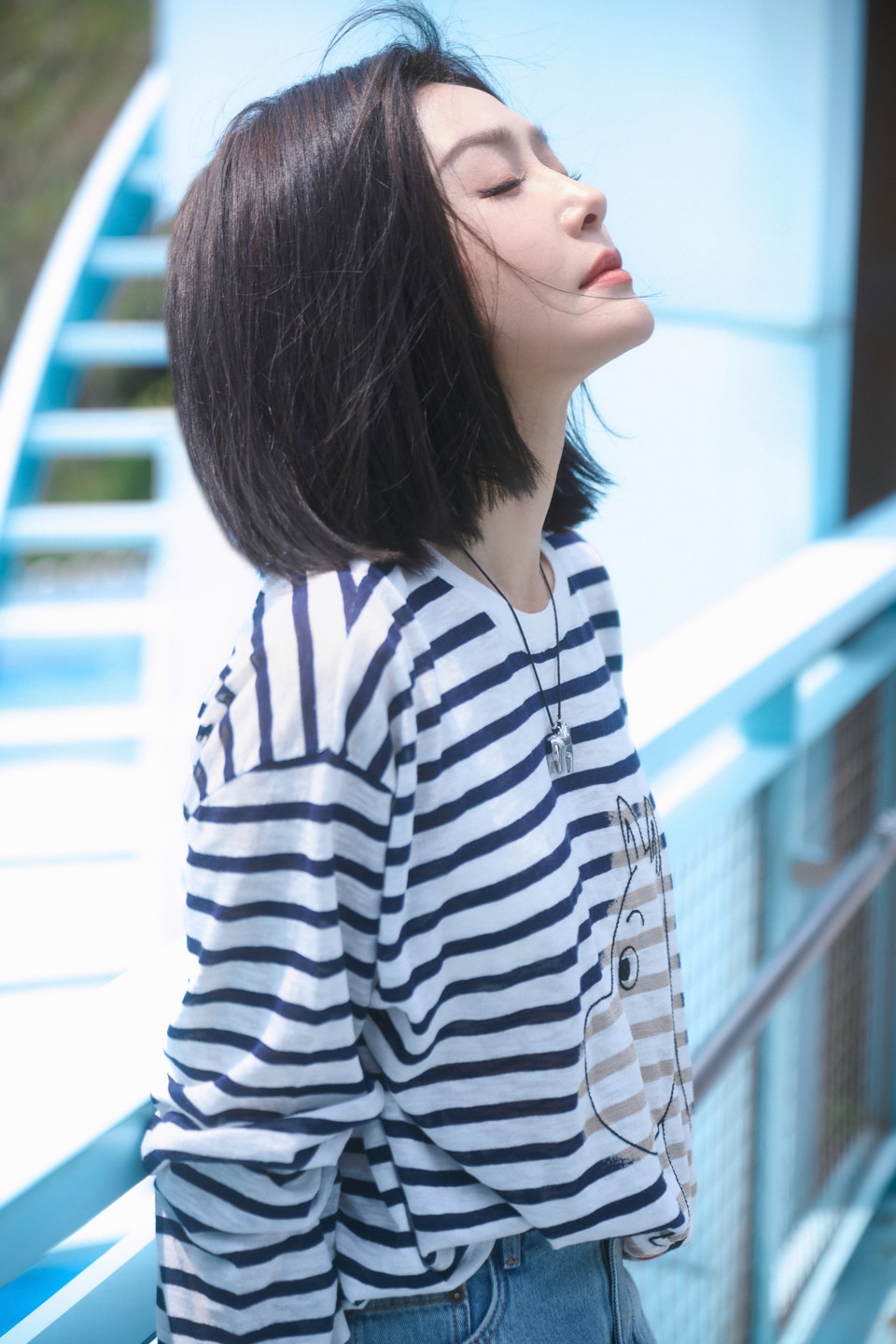 秦岚定格松弛而专注的瞬间 每一帧都自带氛围感
