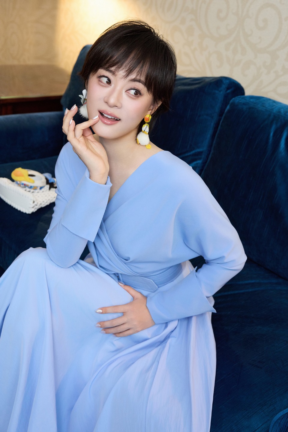 孙俪浅蓝裙摆扬起 是闯入童话世界的温柔瞬间  第6张