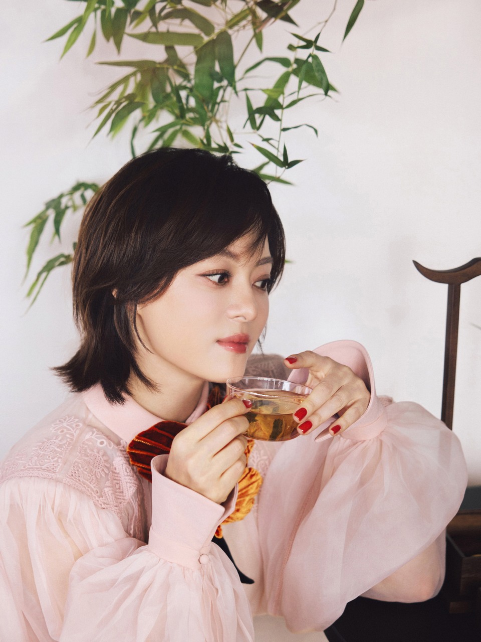 孙俪饮盏清茶赏玩剪纸 气息在一室静好中蔓延