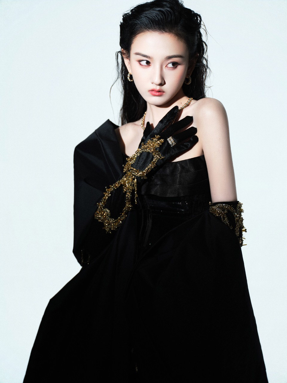 宋祖儿不曾试图驯服这片荒芜 只是静待在枯木之中盛开  第8张
