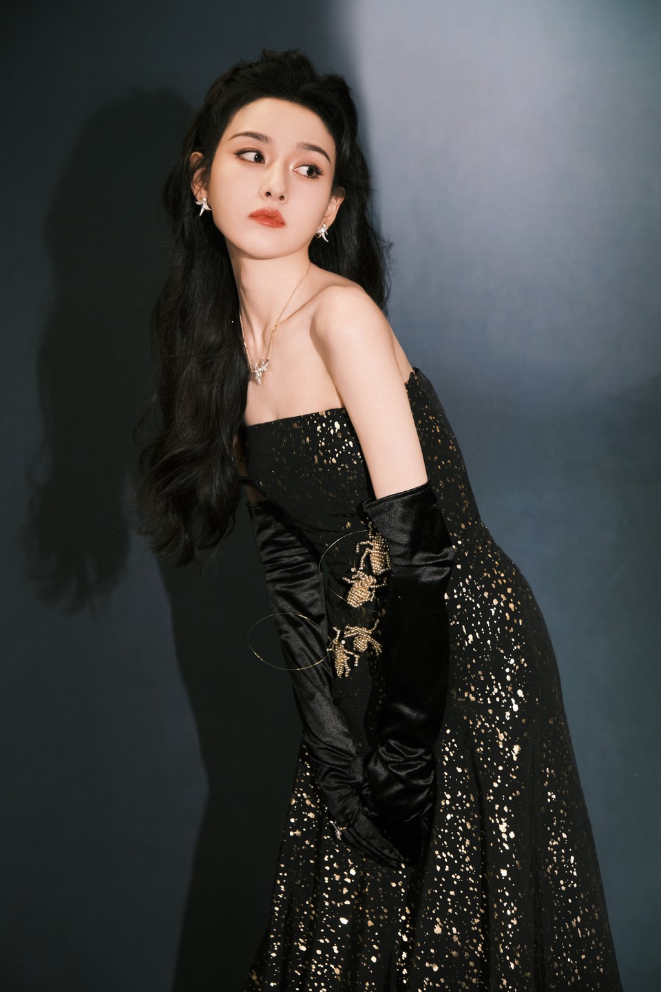 宋祖儿揽夜幕撷星河 裙摆翩跹步履摇曳生香