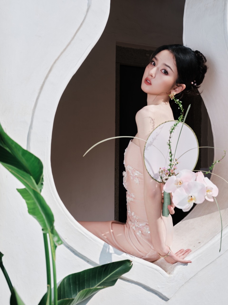 宋祖儿濠江之畔穿过斑驳光影 唤醒一段绮梦