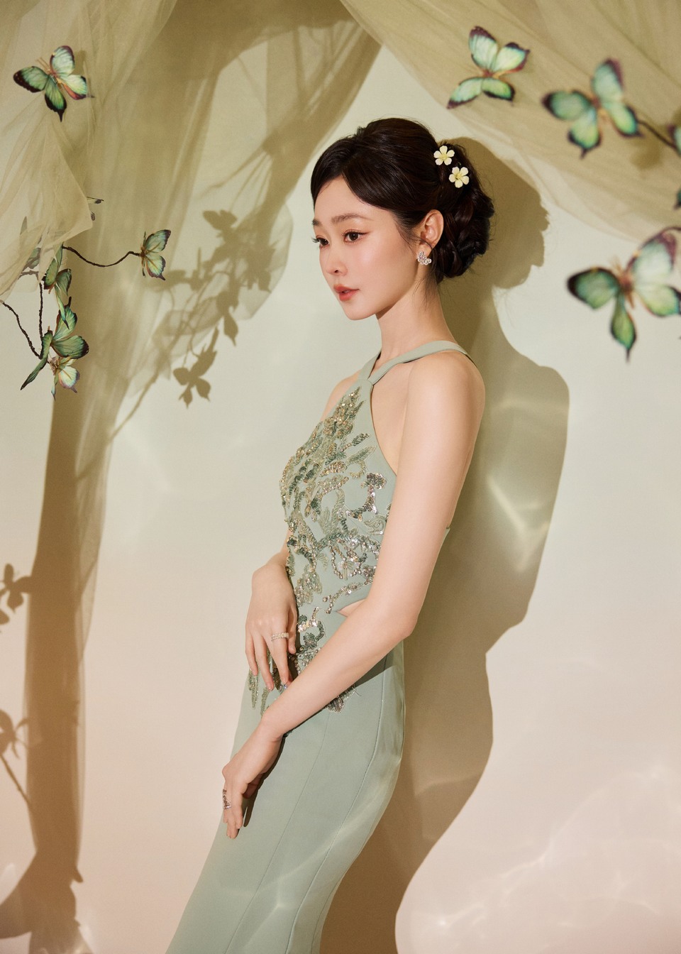 宋轶在蝶舞翩跹中娇媚明艳 逐梦拾光一路生花