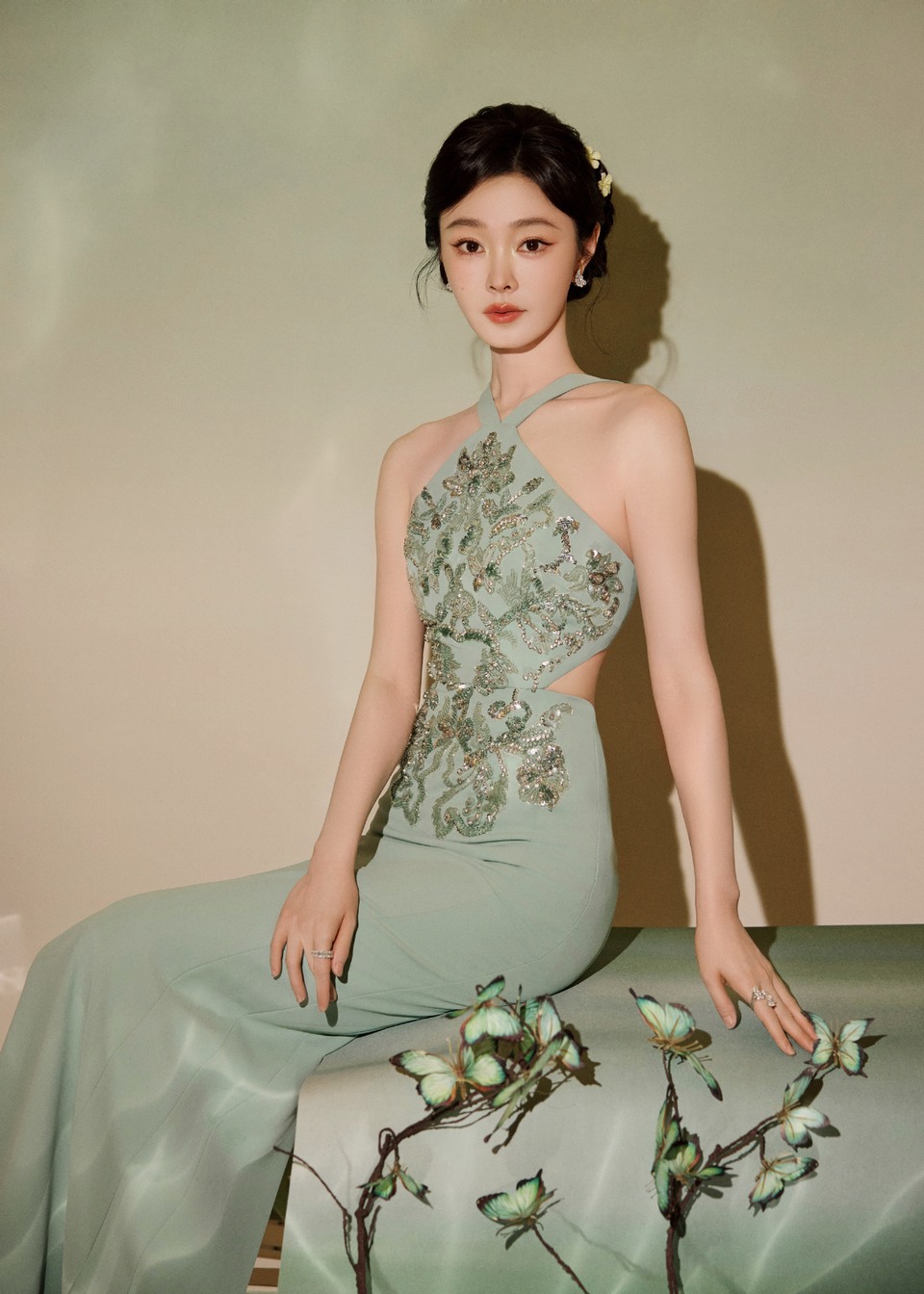 宋轶在蝶舞翩跹中娇媚明艳 逐梦拾光一路生花