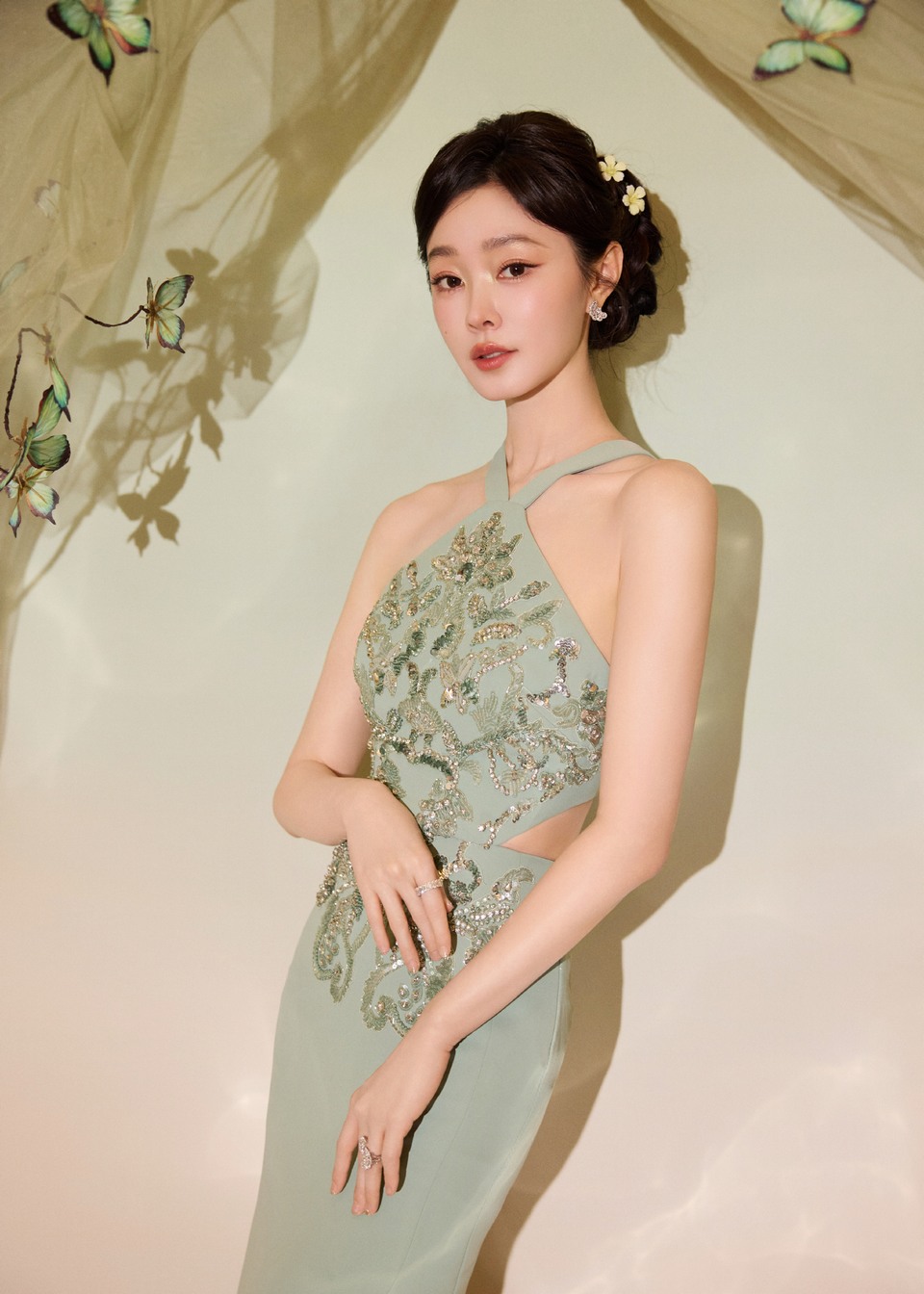 宋轶在蝶舞翩跹中娇媚明艳 逐梦拾光一路生花