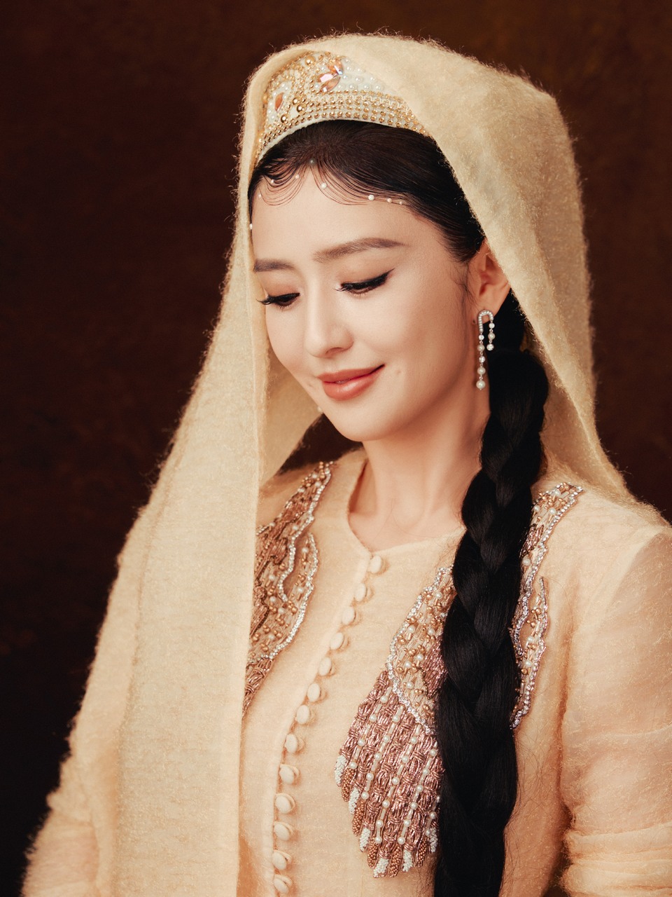佟丽娅当艾草清香遇见明黄华彩 传统之美在衣袂间鲜活