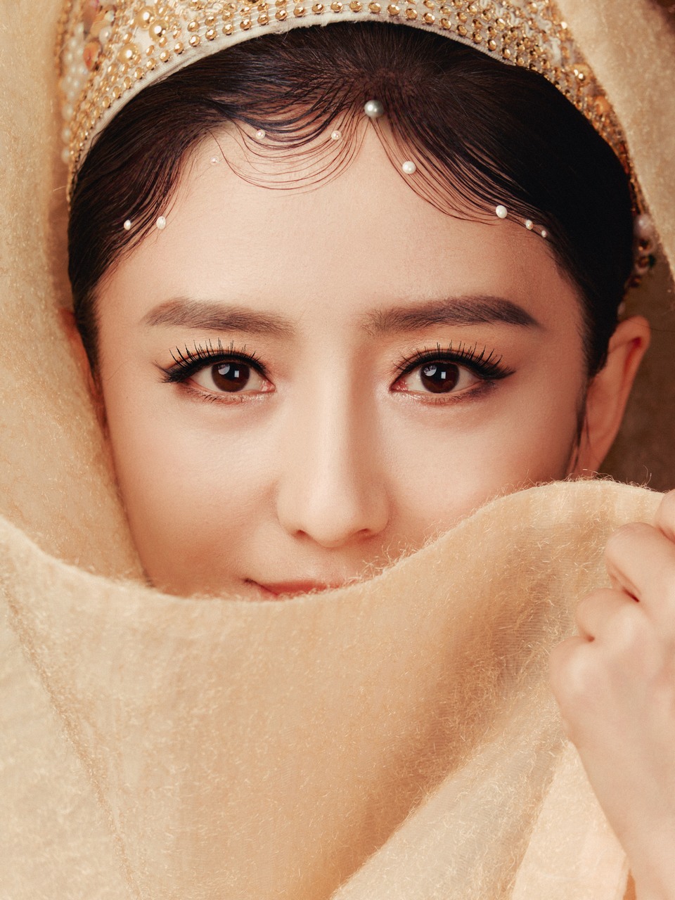 佟丽娅当艾草清香遇见明黄华彩 传统之美在衣袂间鲜活  第9张