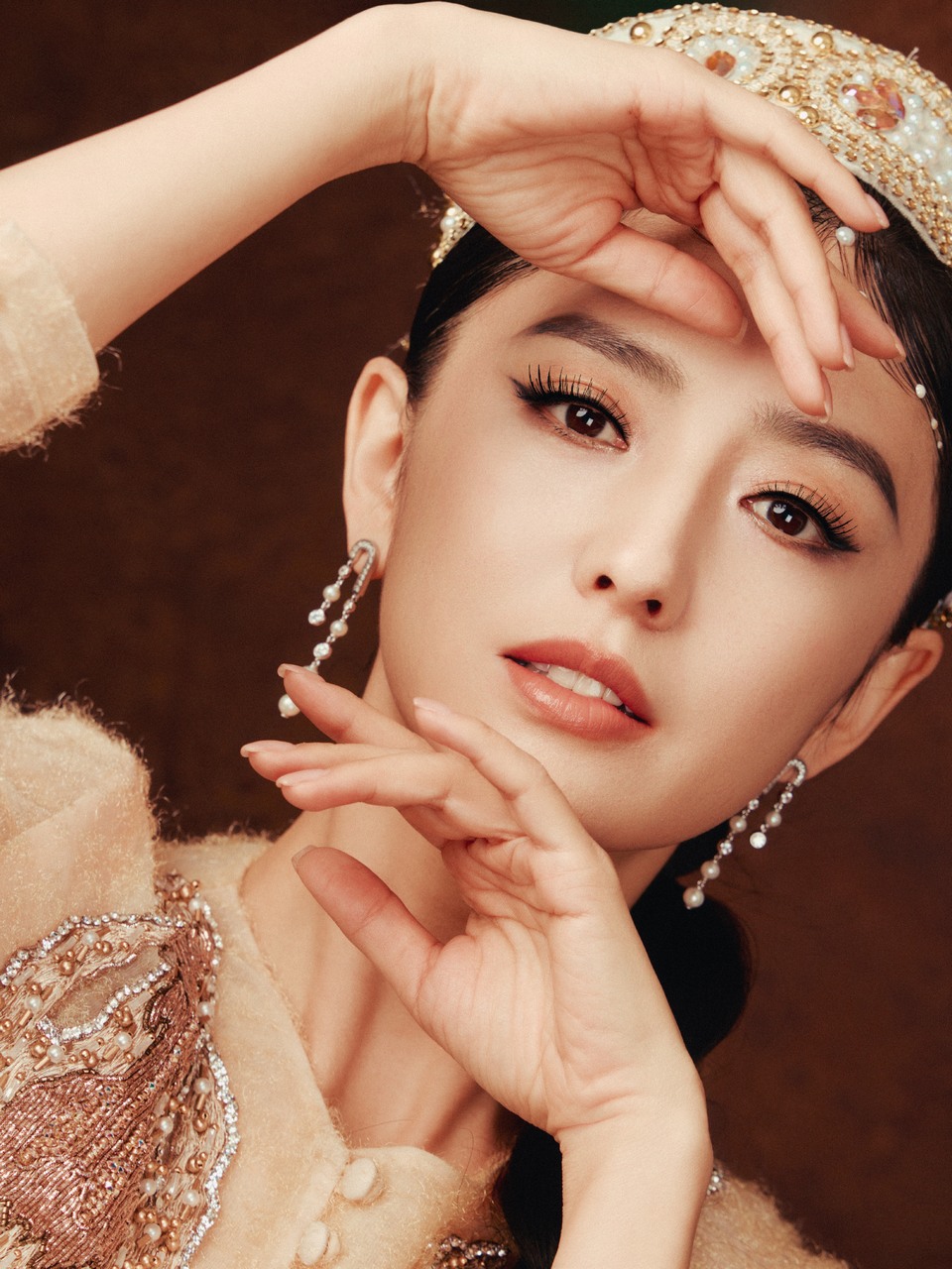 佟丽娅当艾草清香遇见明黄华彩 传统之美在衣袂间鲜活  第7张
