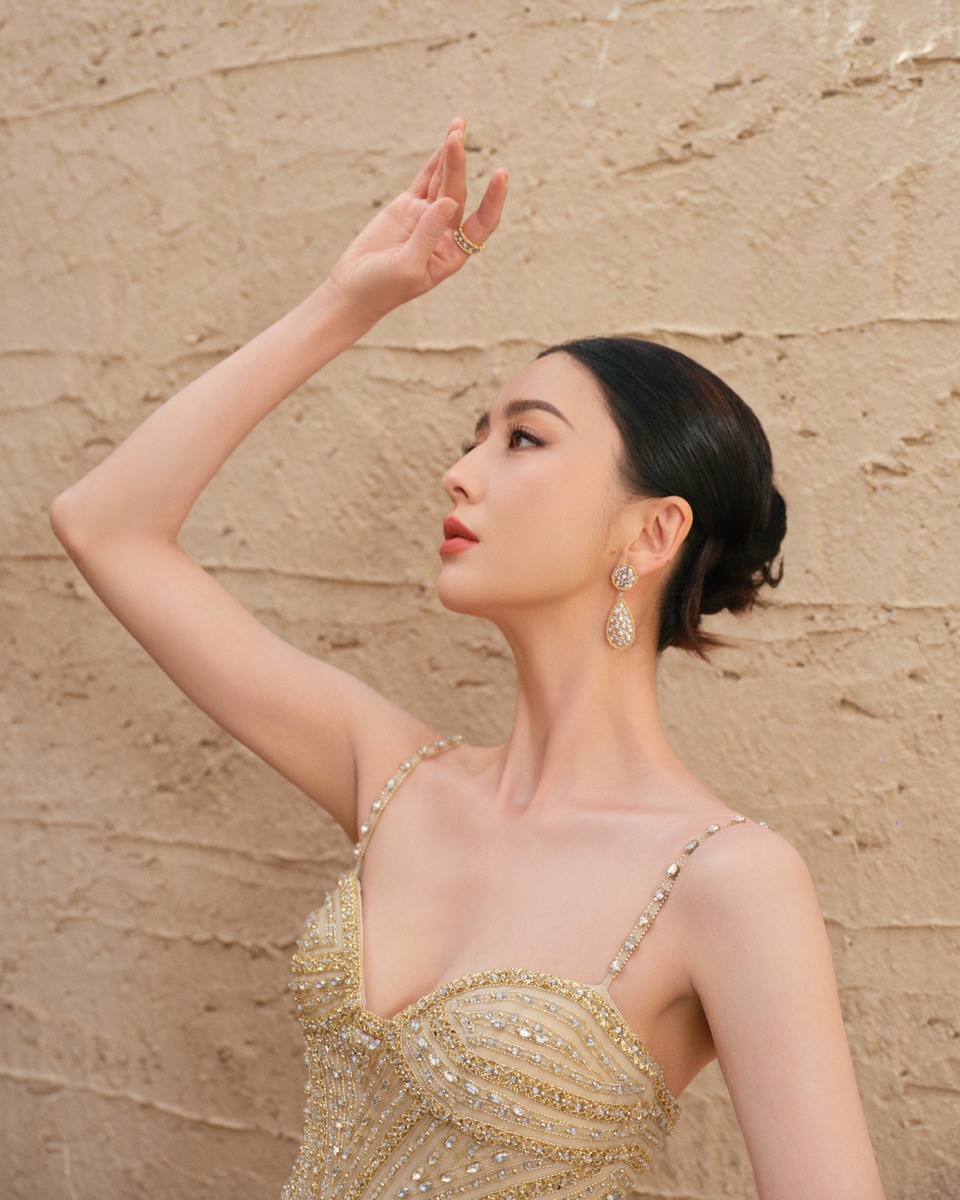 佟丽娅踏戈壁长风赴丝路雅宴 以从容姿态演绎极境之美  第7张