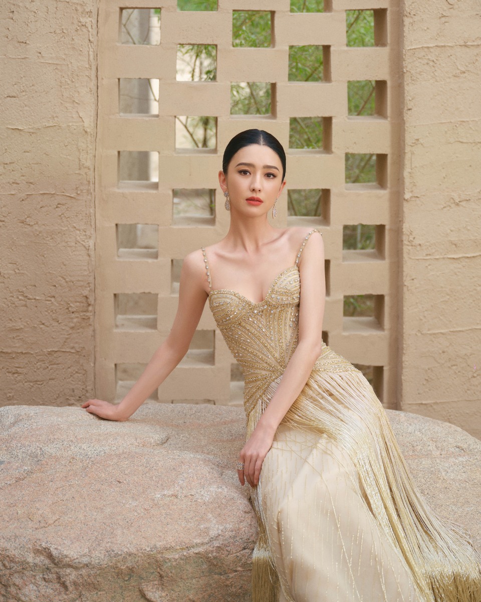 佟丽娅踏戈壁长风赴丝路雅宴 以从容姿态演绎极境之美