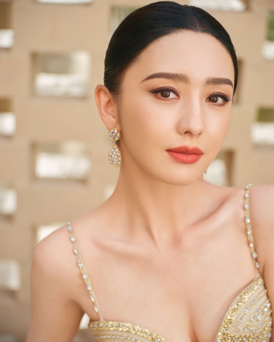 佟丽娅踏戈壁长风赴丝路雅宴 以从容姿态演绎极境之美