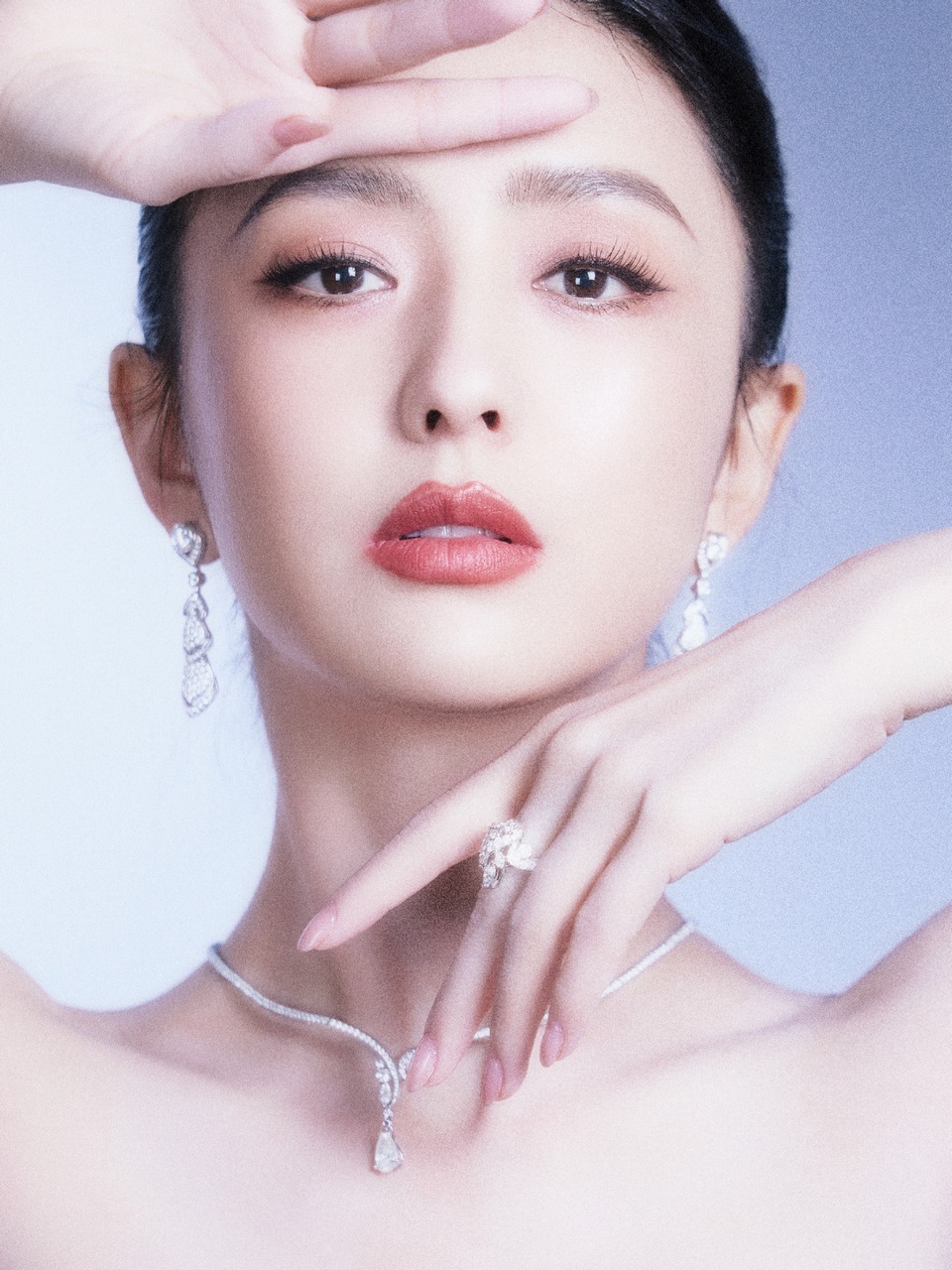 佟丽娅钻瀑倾泻柔光与凛刃 优雅与剑锋同频绽放  第7张
